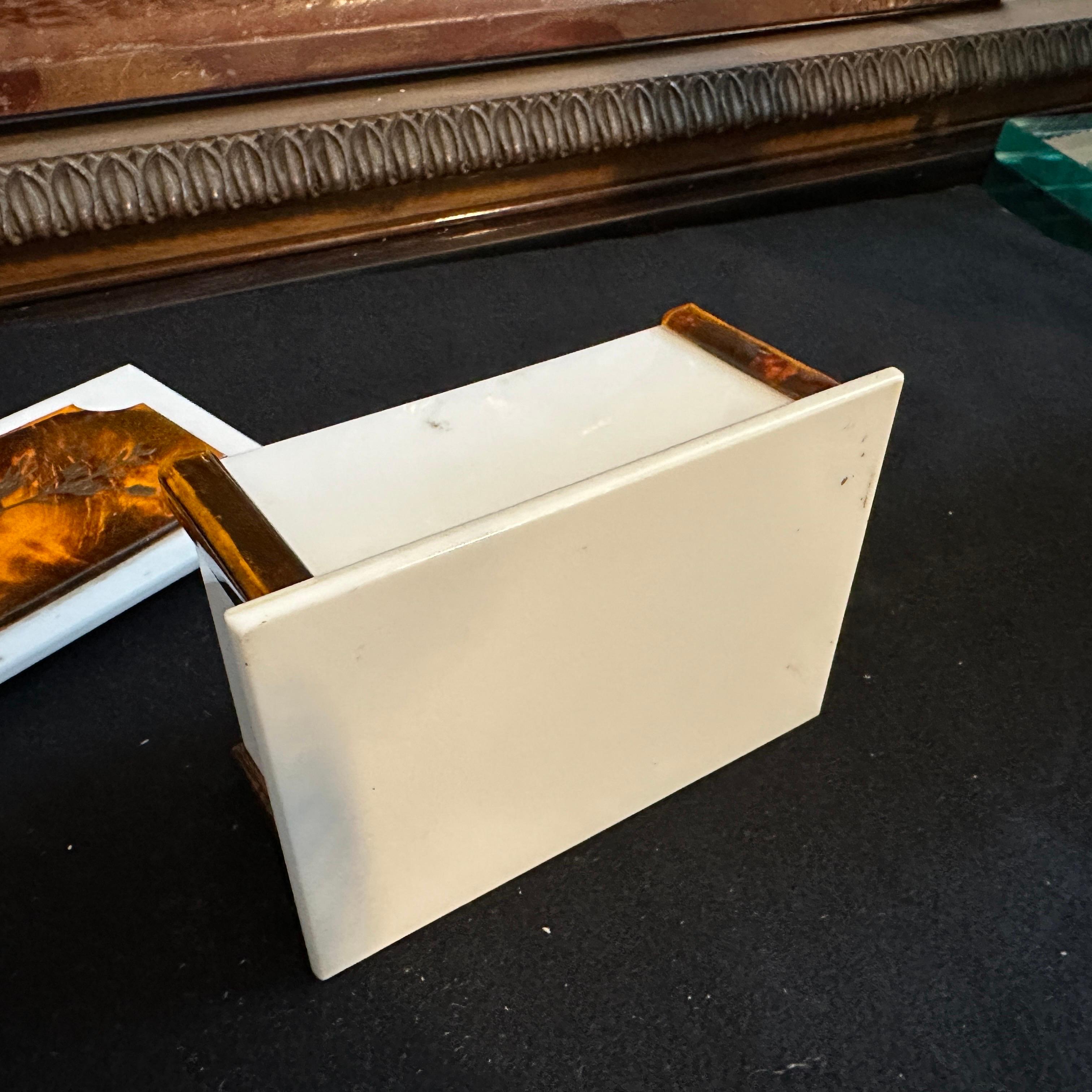 Cassetta di cortesia moderna degli anni '70 in lucite bianca e finto guscio di tartaruga in vendita 2