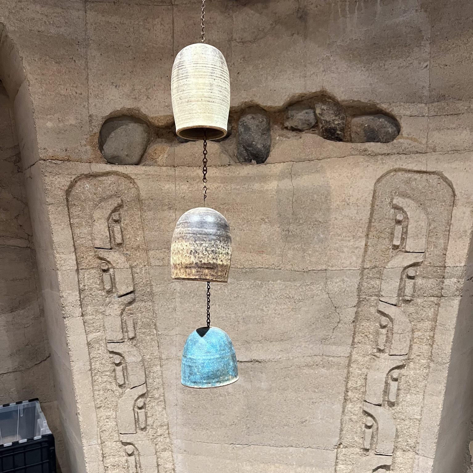 1970 Modern Modern Wind Chime Bells Colored Stoneware Pottery (carillon éolien en grès coloré)
44-60 long avec chaîne Cloche 1 6,25 x 4,25 diamètre Cloche 2 5,25 x 4,75 diamètre Cloche 3 - 4,13 h x 4,5 diamètre
Vintage original d'occasion, état