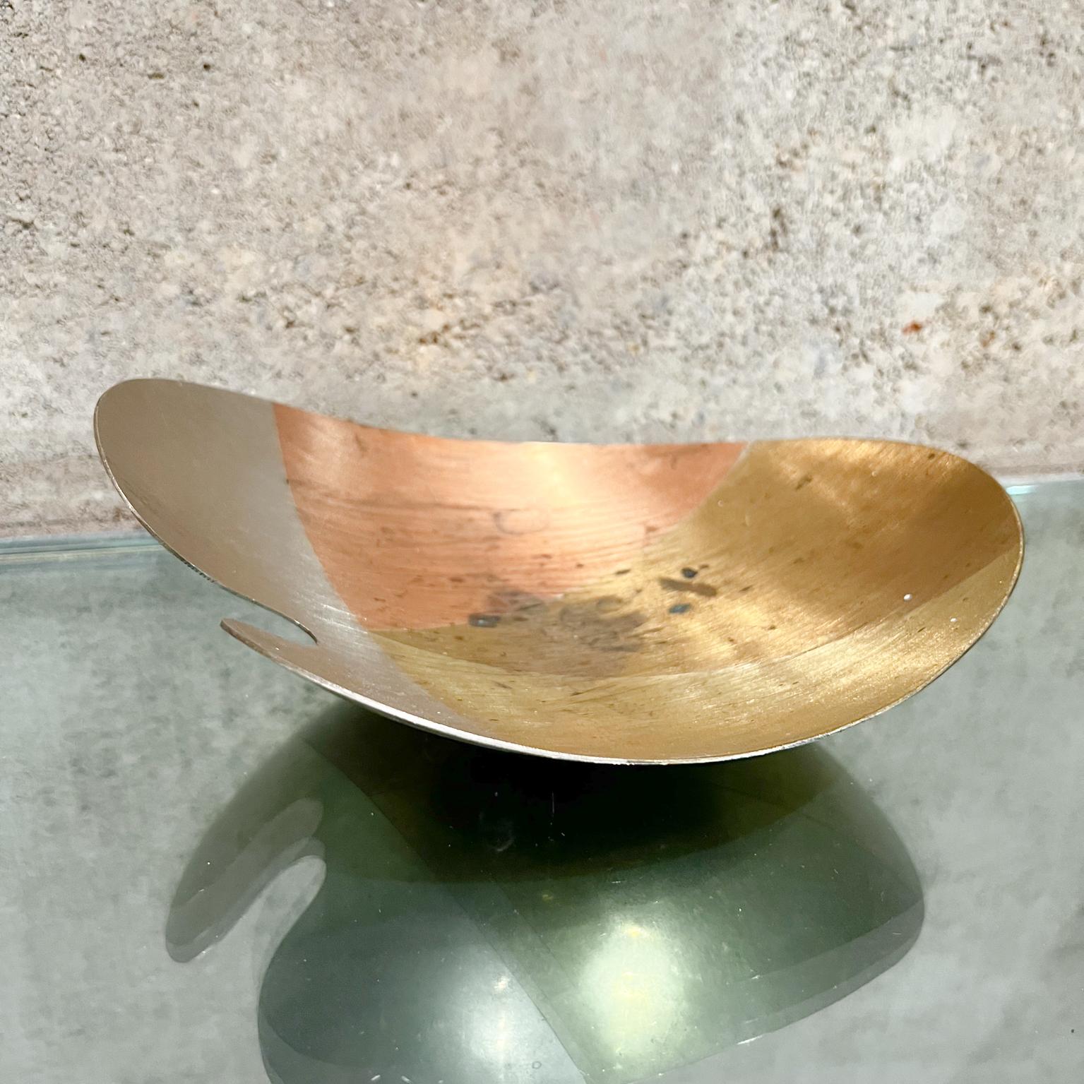 1970s Modernism Mexico organic footed metal dish.
Measures: 2.75 tall x 8.5 wide x 6.5 deep
Married metals dish, organic shape. Mounted on three balls.
No markings present. Made in Mexico, circa 1970s.
Vintage patina. Not new. Unrestored.