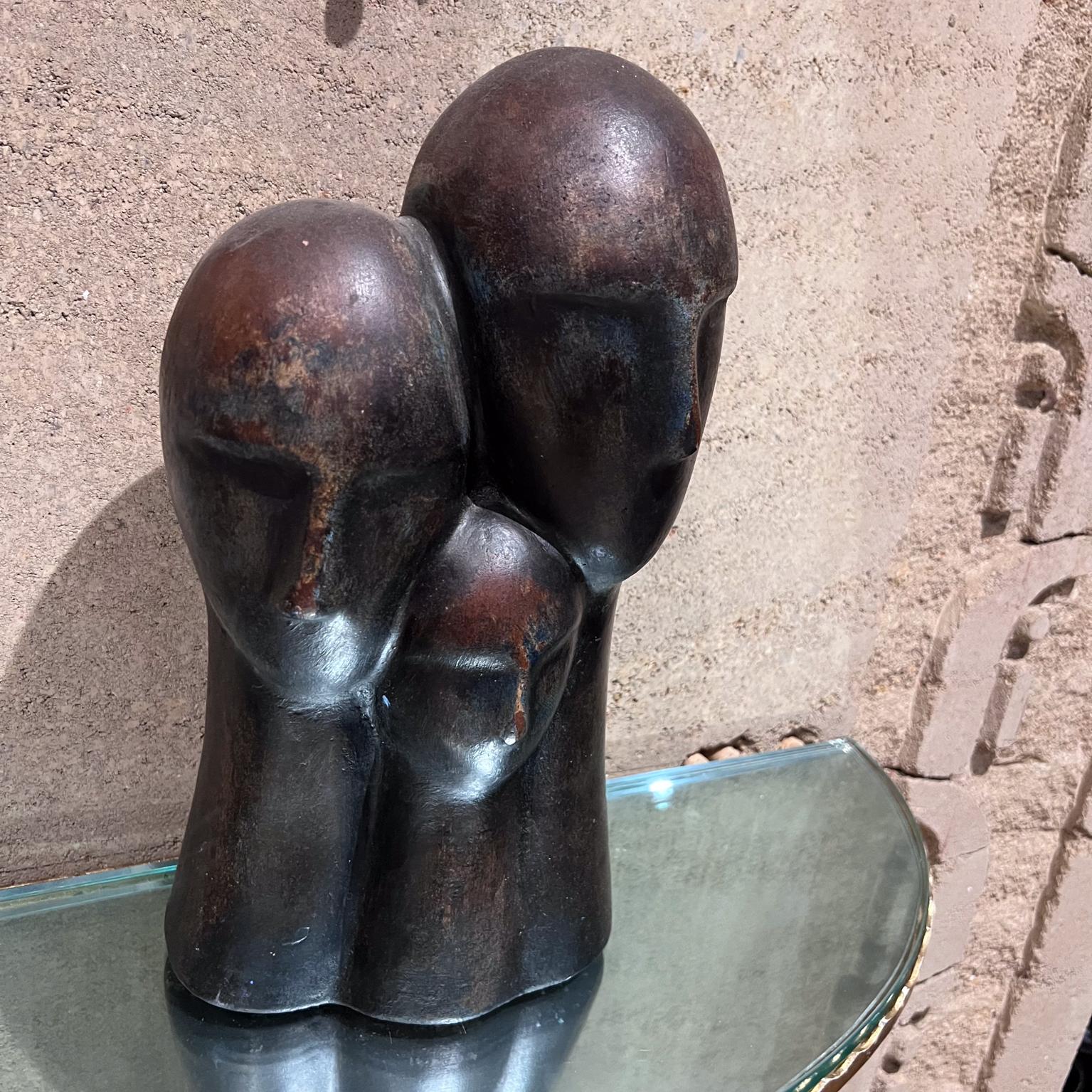 Sculpture abstraite à 3 têtes en poterie d'art des années 1970 
Patine terre cuite et faux bronze.
15,5 h x 8 l x 6 p
Aucune information disponible sur le fabricant
Condition vintage d'occasion non restaurée.
Veuillez vous référer aux images de la