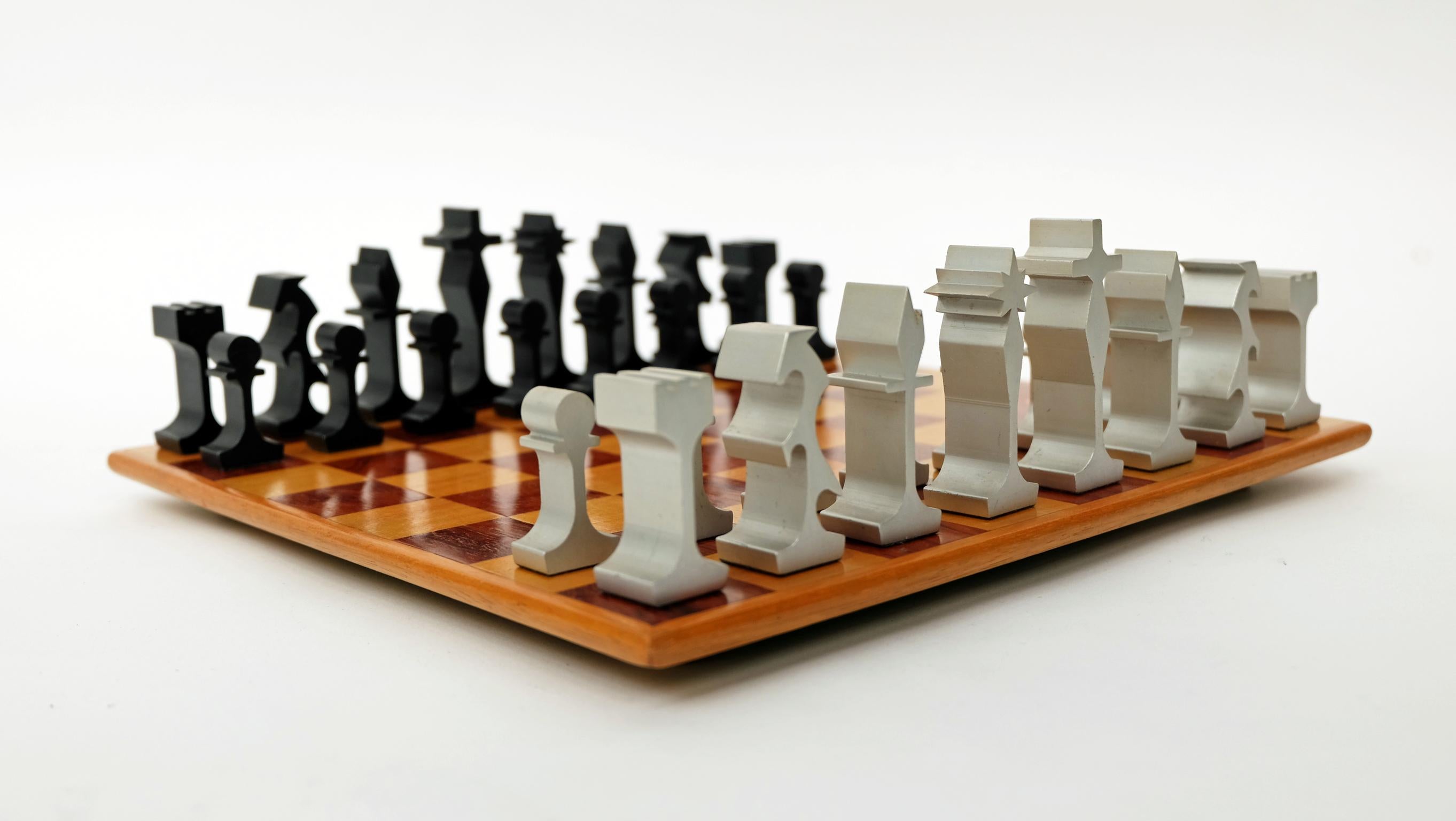 1970s chess set designed and manufactured in France.

Walnut and sycamore wooden chessboard.

Cast aluminum chess pieces.

Measure: H 6.5cm x L 26cm x W 26cm.