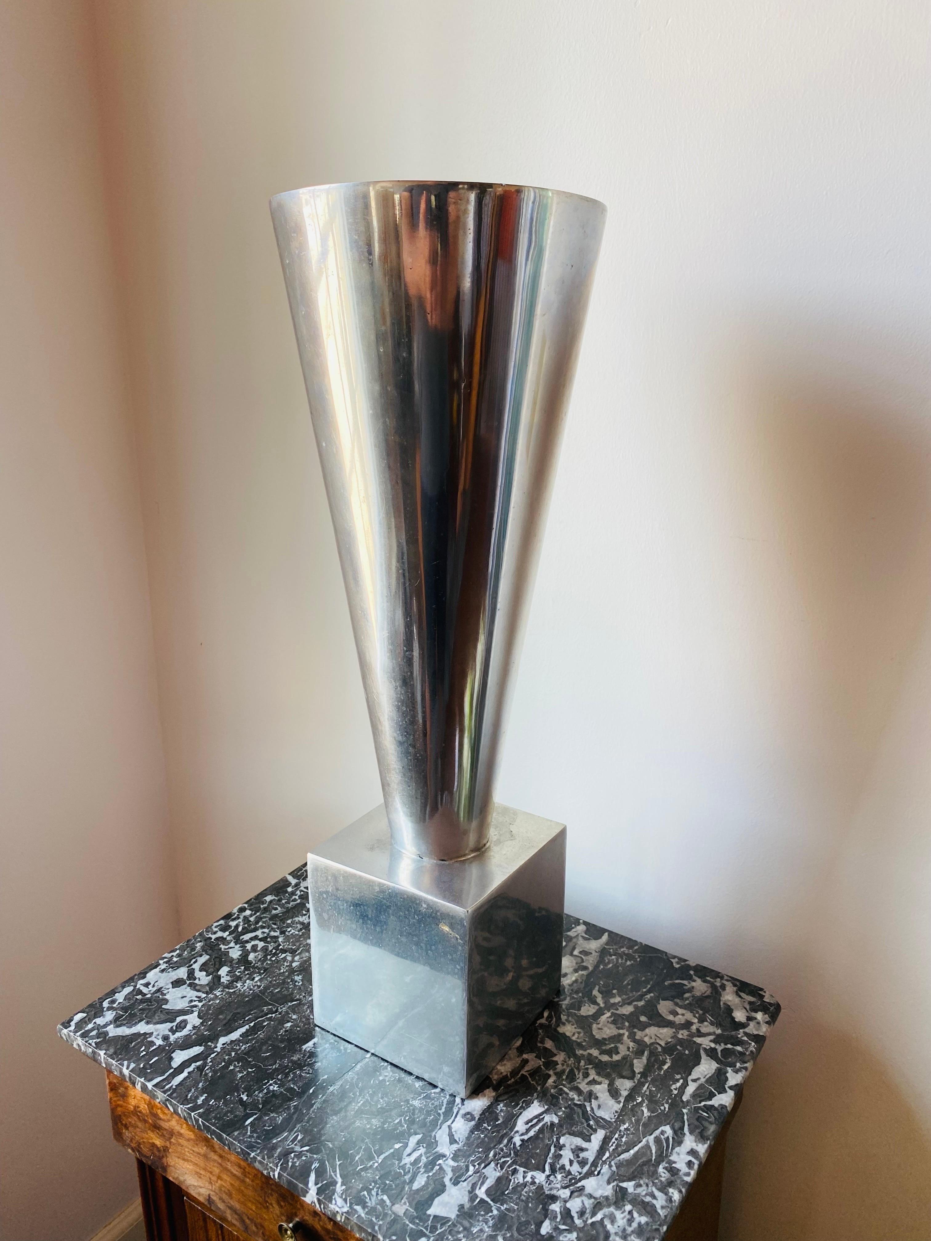 Modernistische und skulpturale Aluminium-Pflanzvase aus den 1970er Jahren von AZ Cast Products.  Dieses Stück im Vintage-Zustand hat Stil und Form.  Dieses durch Abnutzung und Patina gezeichnete Stück strahlt modernistischen Reiz aus.  Die