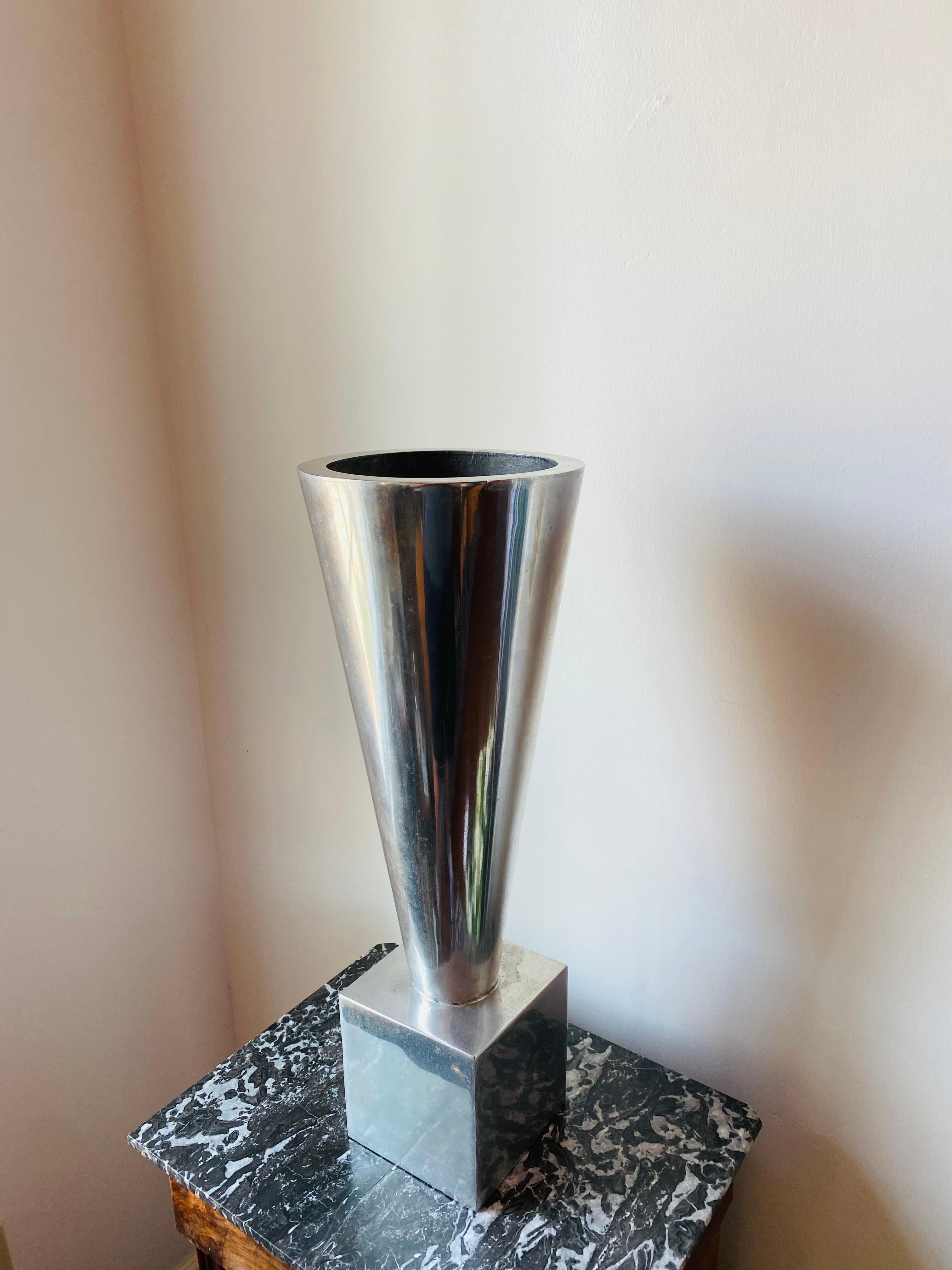 1970er Modernist Aluminium Pflanzgefäß Vase von AZ Cast Products (Gegossen) im Angebot