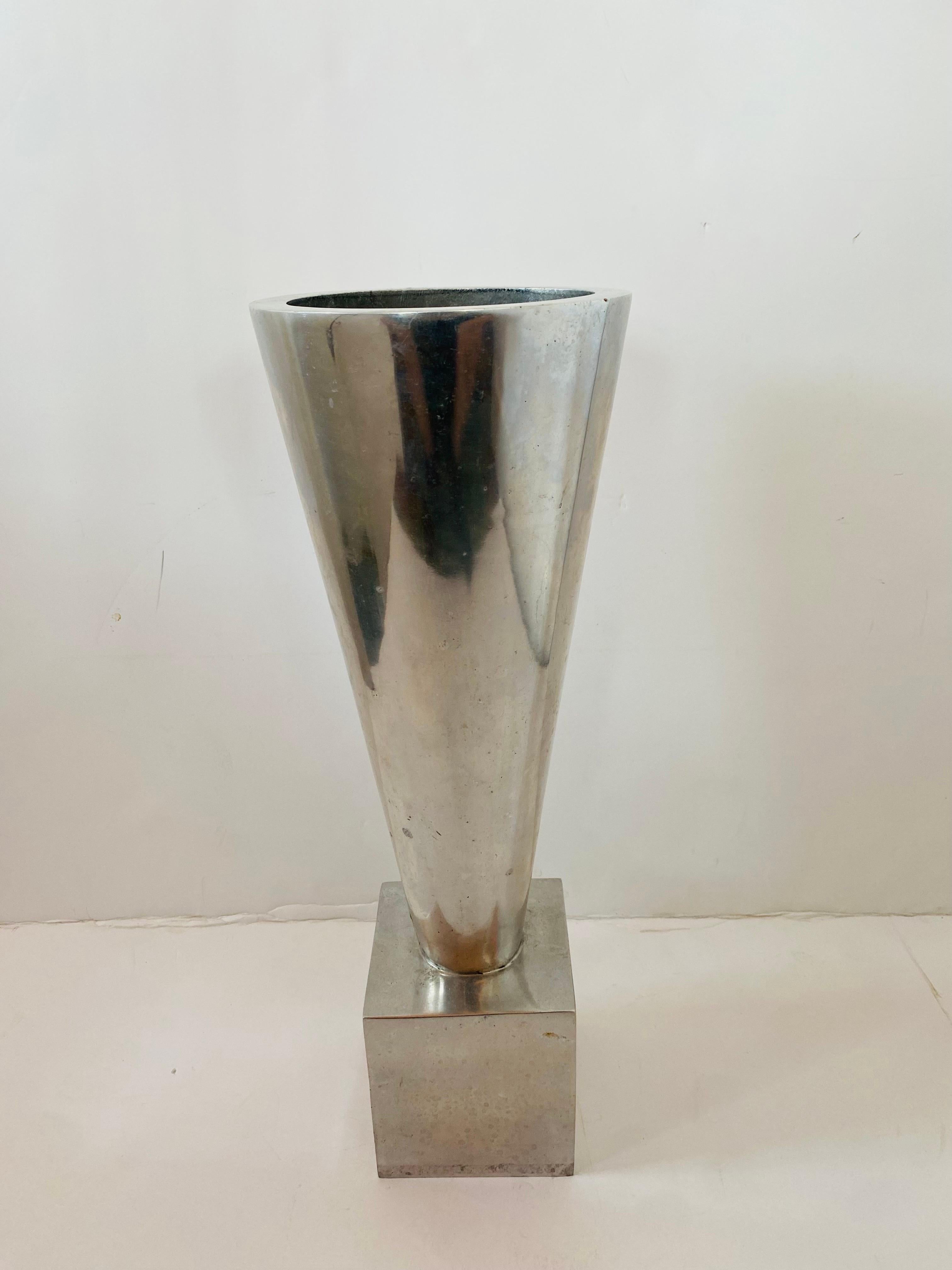 1970er Modernist Aluminium Pflanzgefäß Vase von AZ Cast Products (Ende des 20. Jahrhunderts) im Angebot