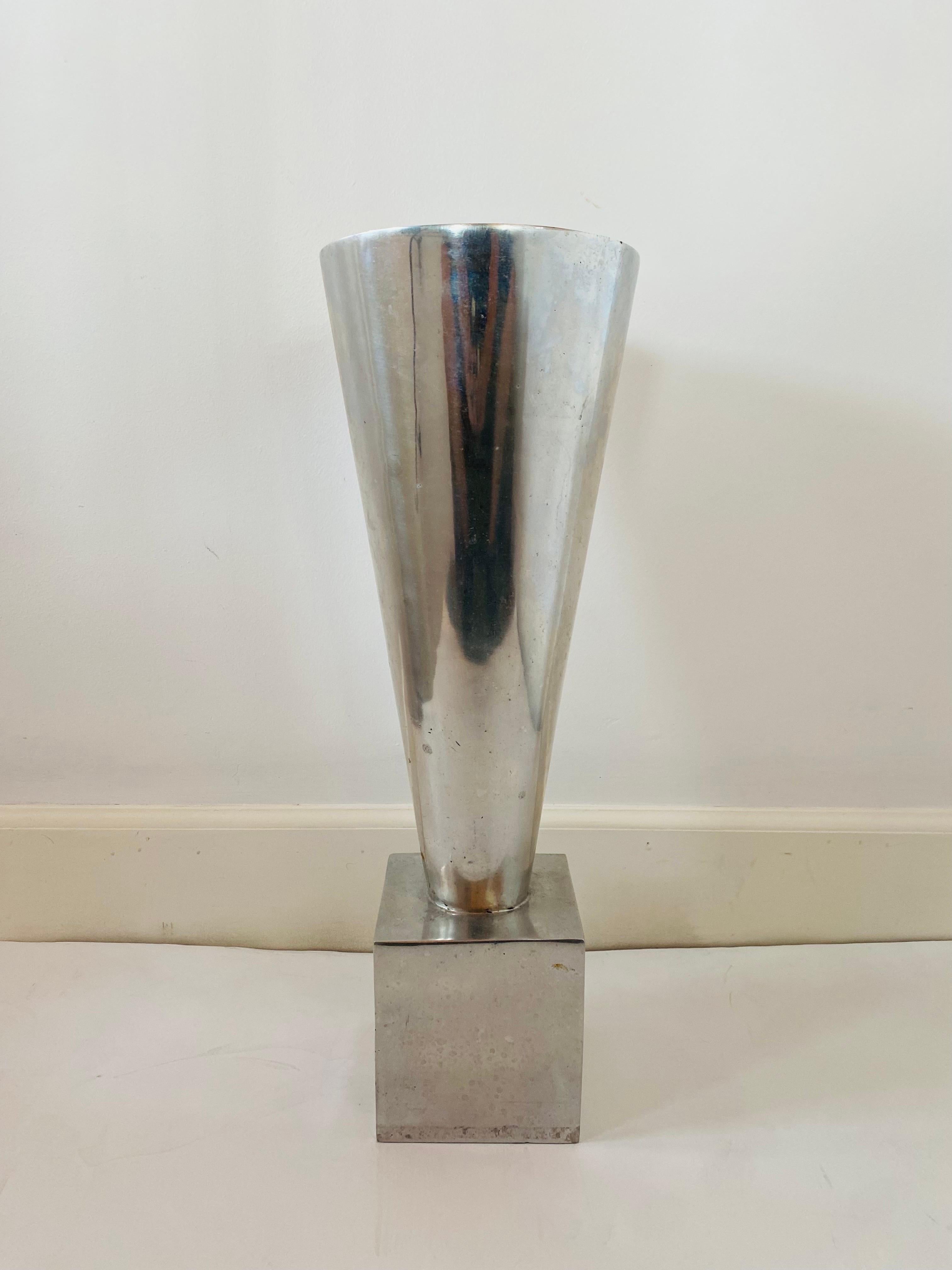 1970er Modernist Aluminium Pflanzgefäß Vase von AZ Cast Products im Angebot 1