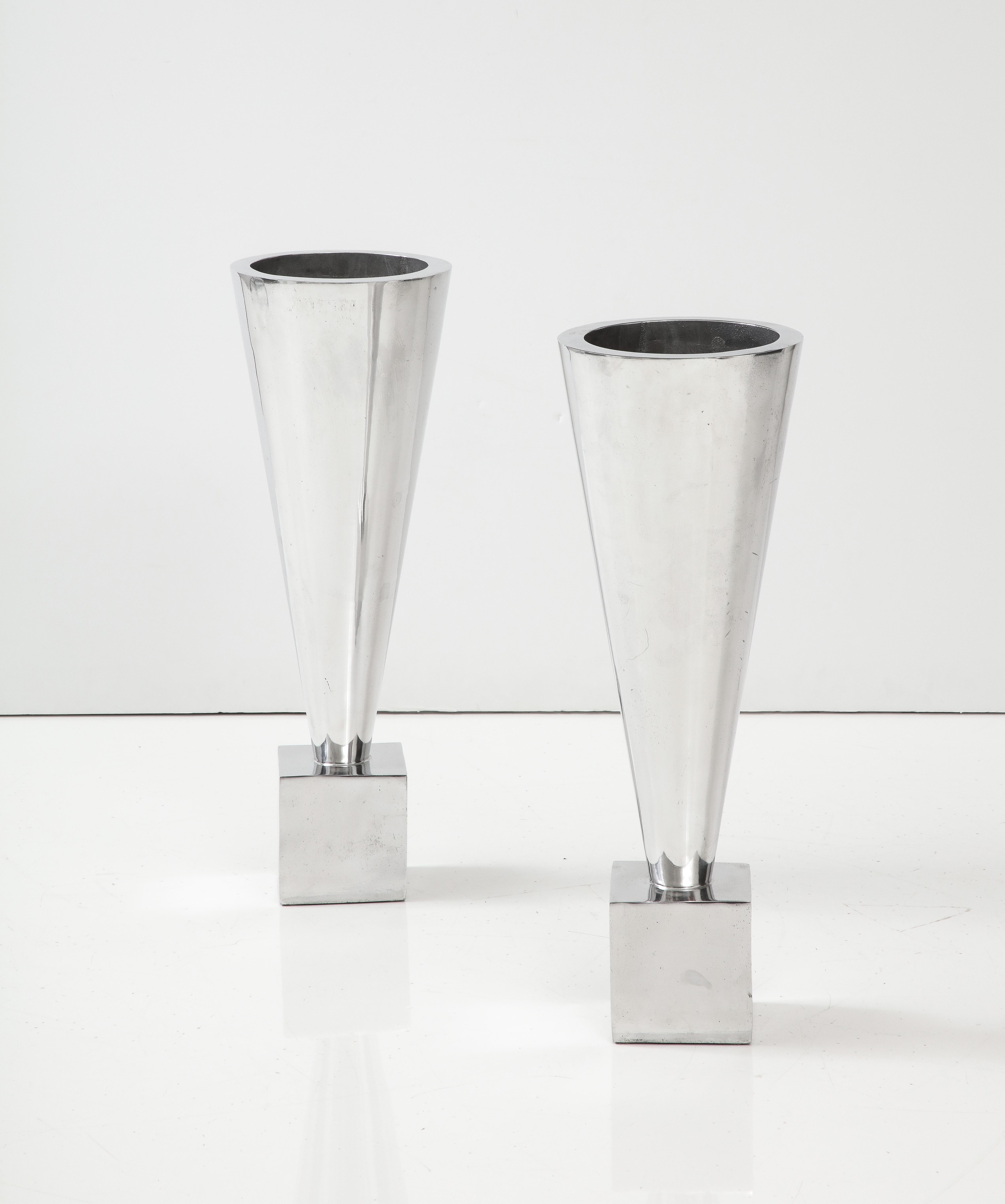 Américain Jardinières/vases modernistes en aluminium des années 1970  en vente