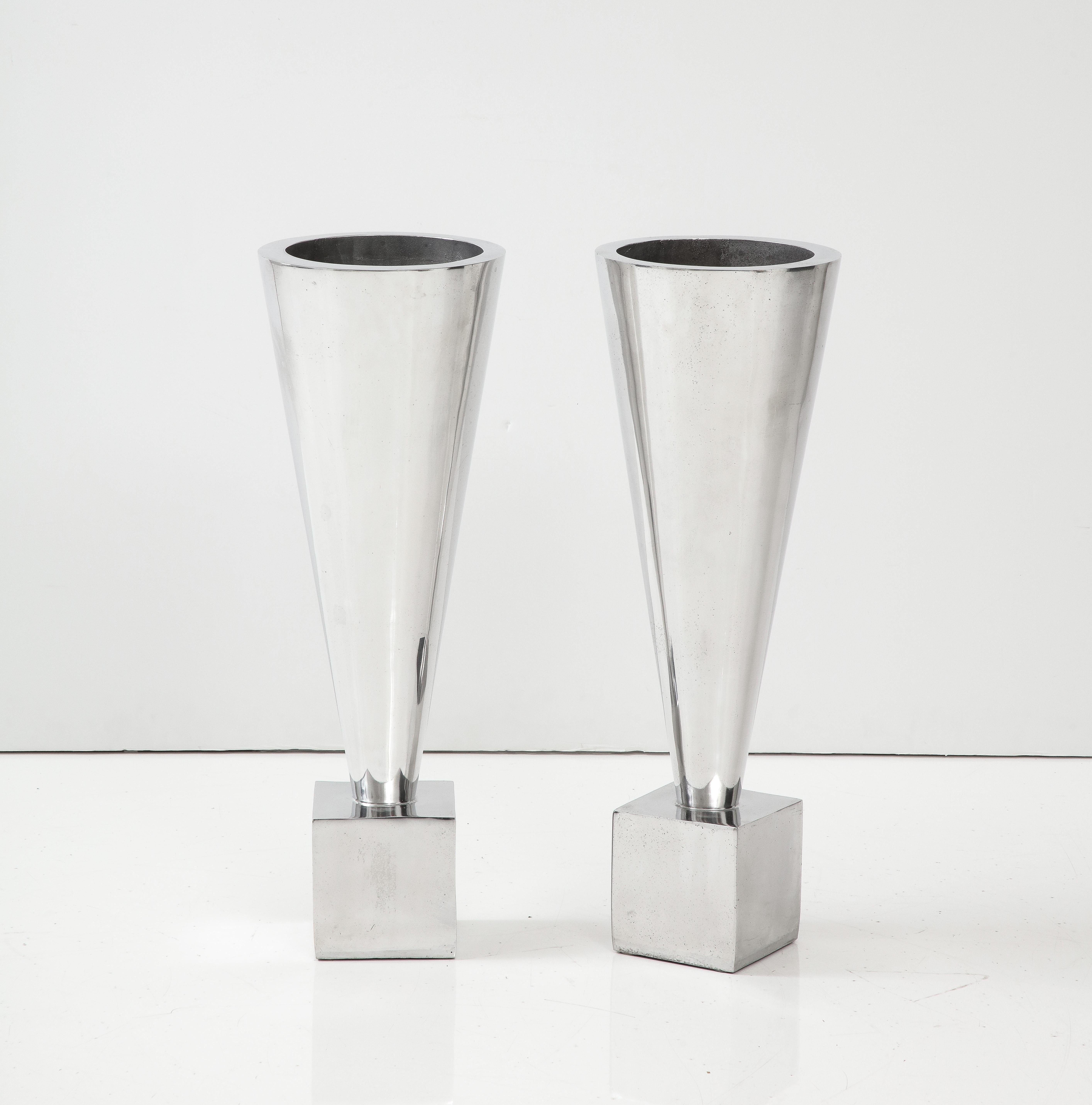 Jardinières/vases modernistes en aluminium des années 1970  Bon état - En vente à New York, NY