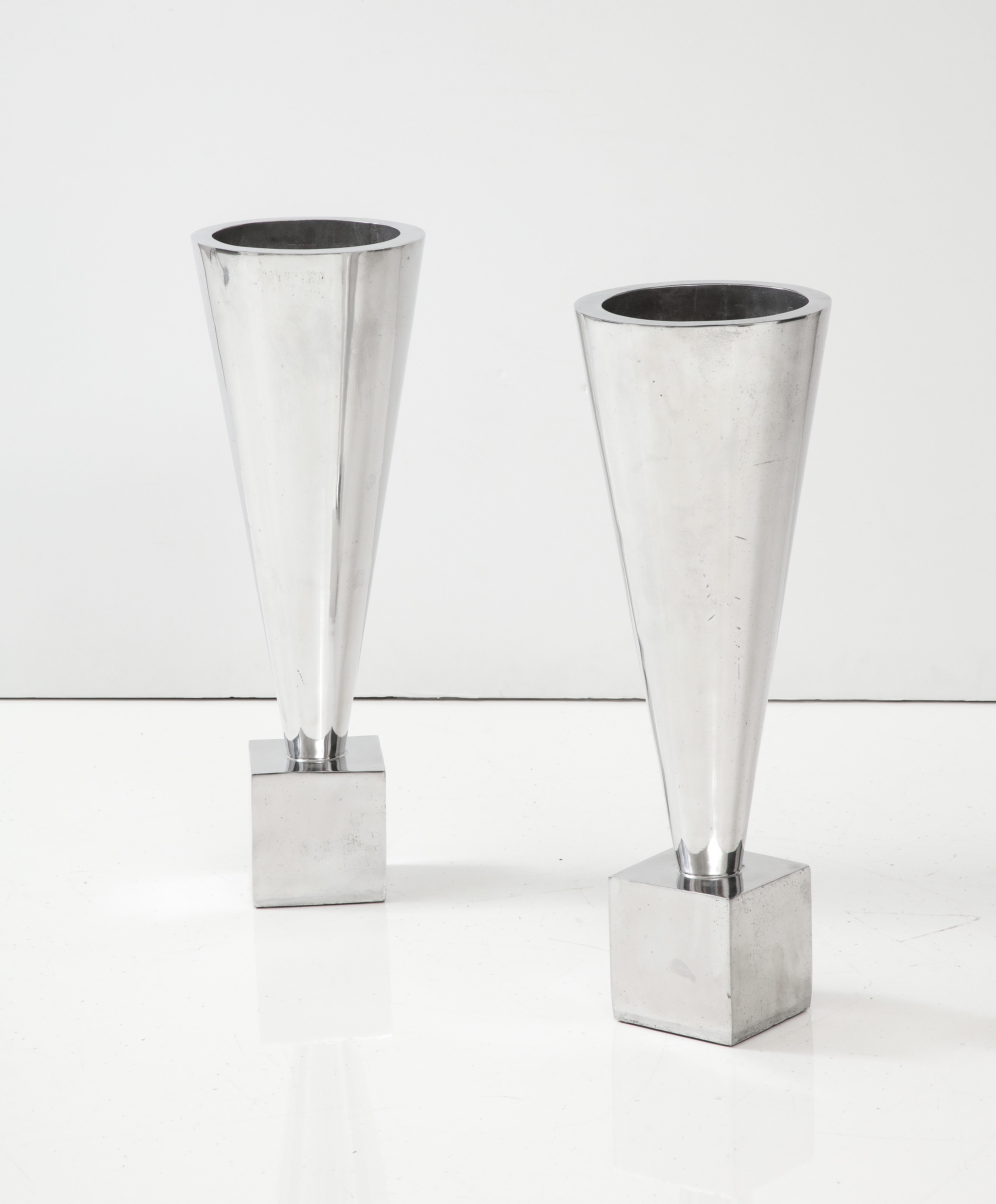 Fin du 20e siècle Jardinières/vases modernistes en aluminium des années 1970  en vente