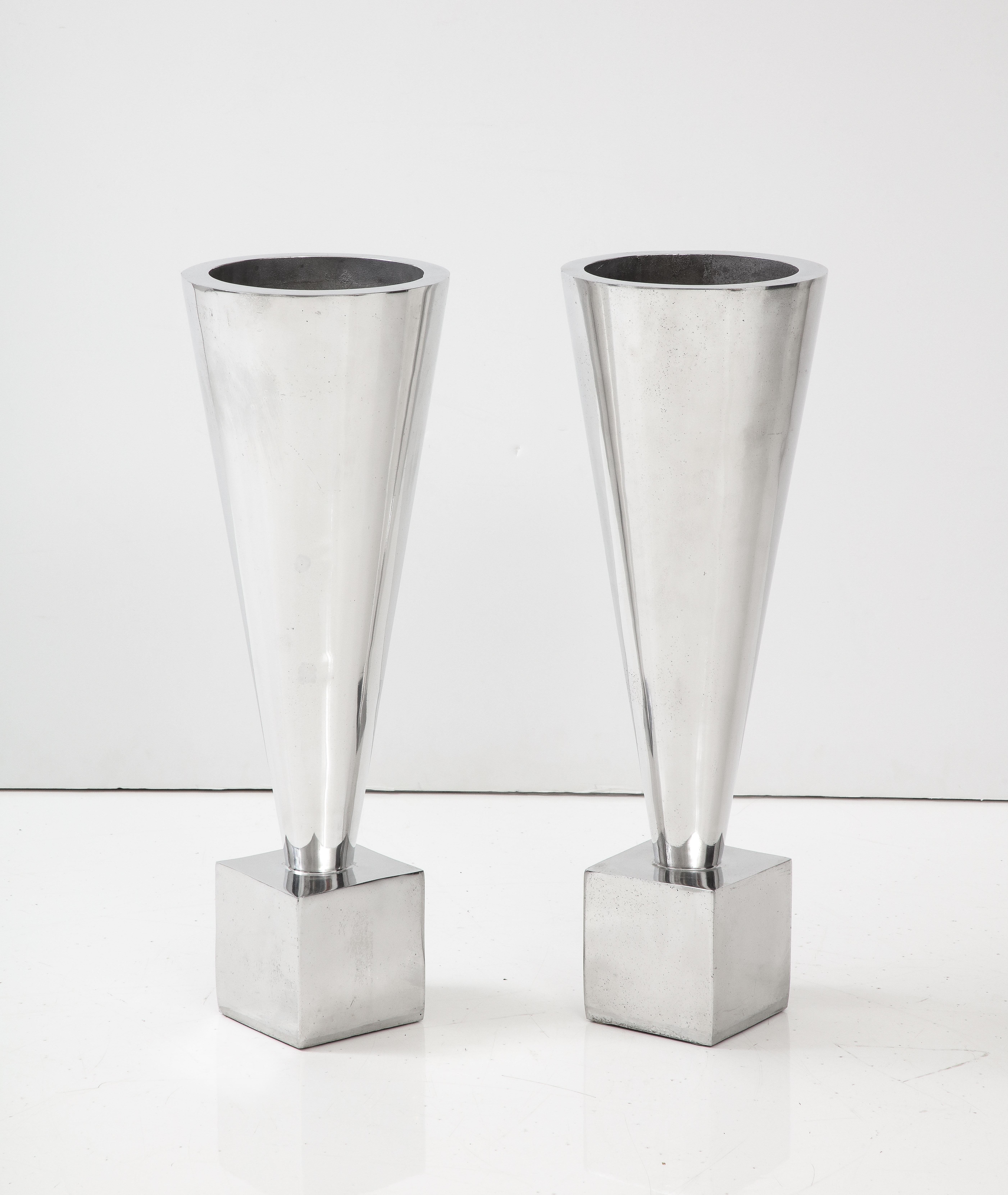 Aluminium Jardinières/vases modernistes en aluminium des années 1970  en vente