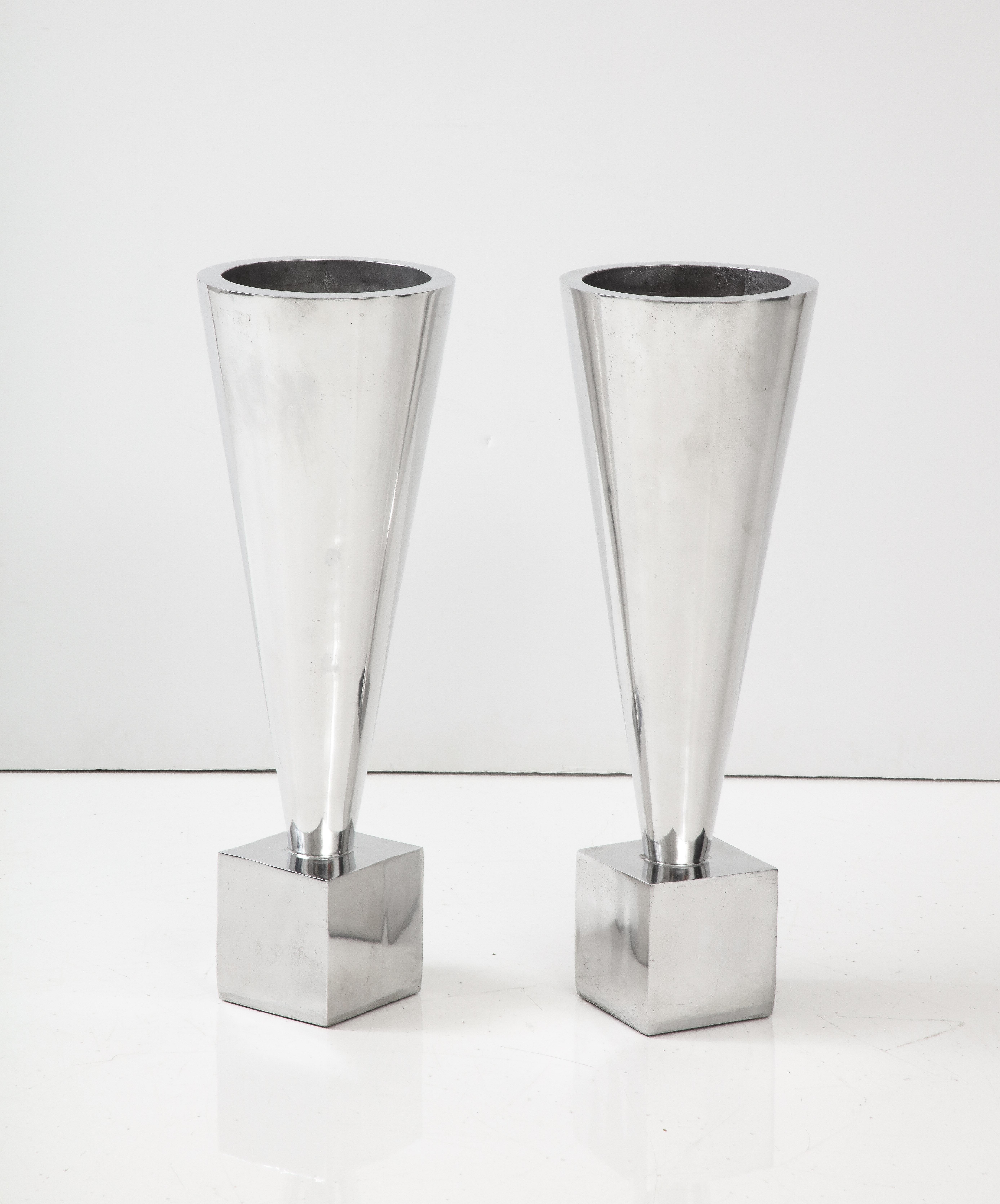 Jardinières/vases modernistes en aluminium des années 1970  en vente 1