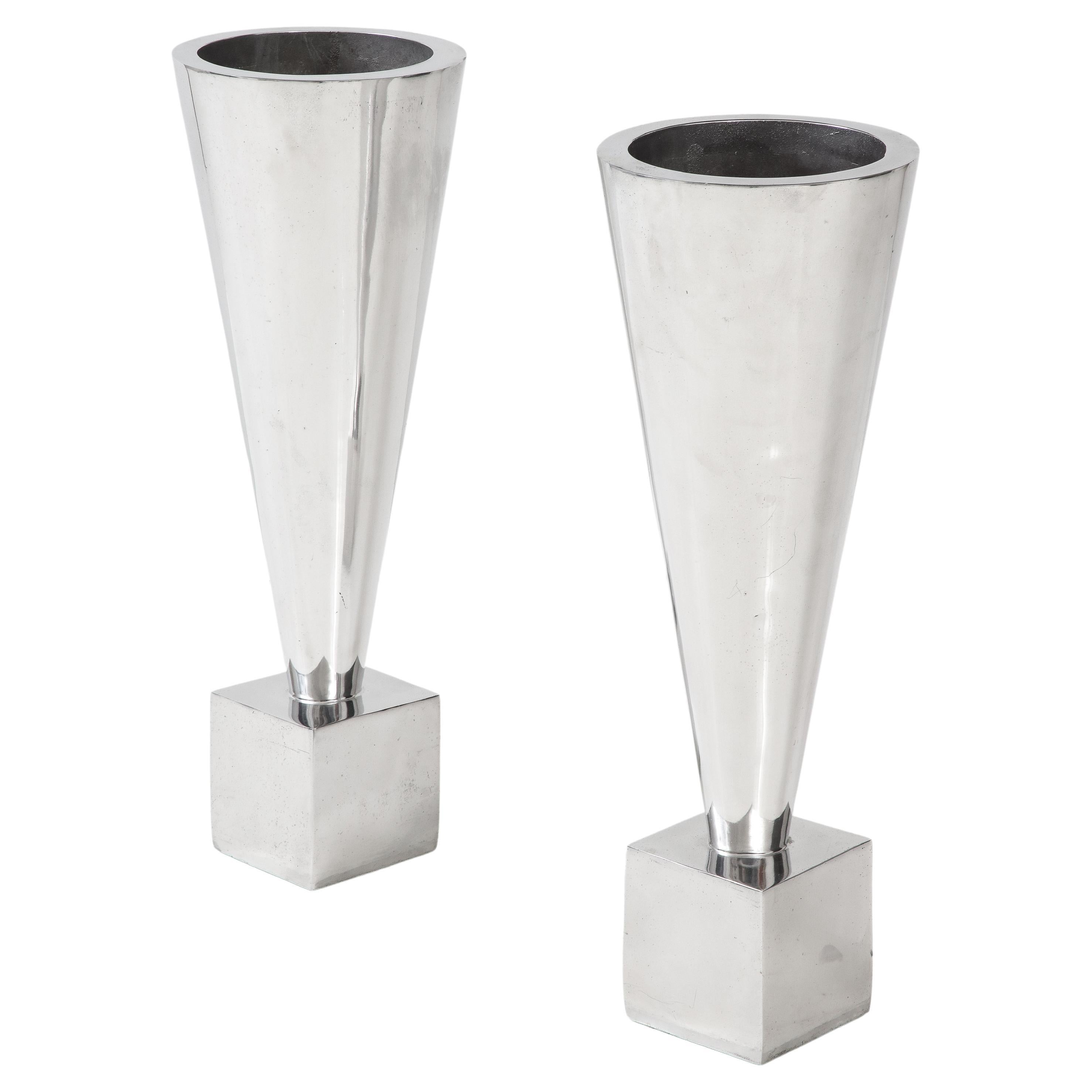 Jardinières/vases modernistes en aluminium des années 1970  en vente