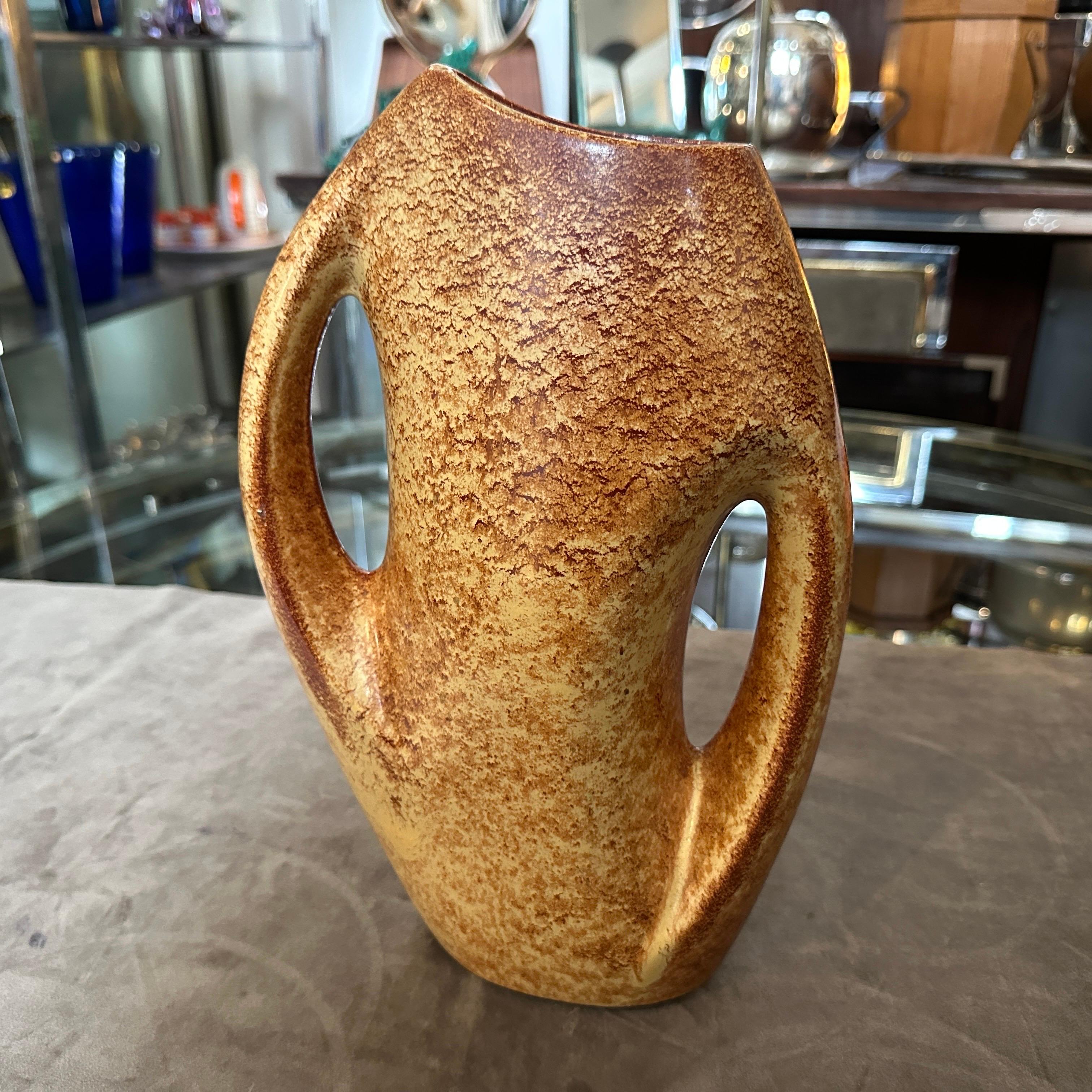 Diese modernistische italienische Keramikvase aus den 1970er Jahren stammt von Giovanni Bertoncello, einem bekannten Keramiker, der für seine skulpturalen und futuristischen Designs bekannt ist. Die Vase hat eine organische und fließende Form mit