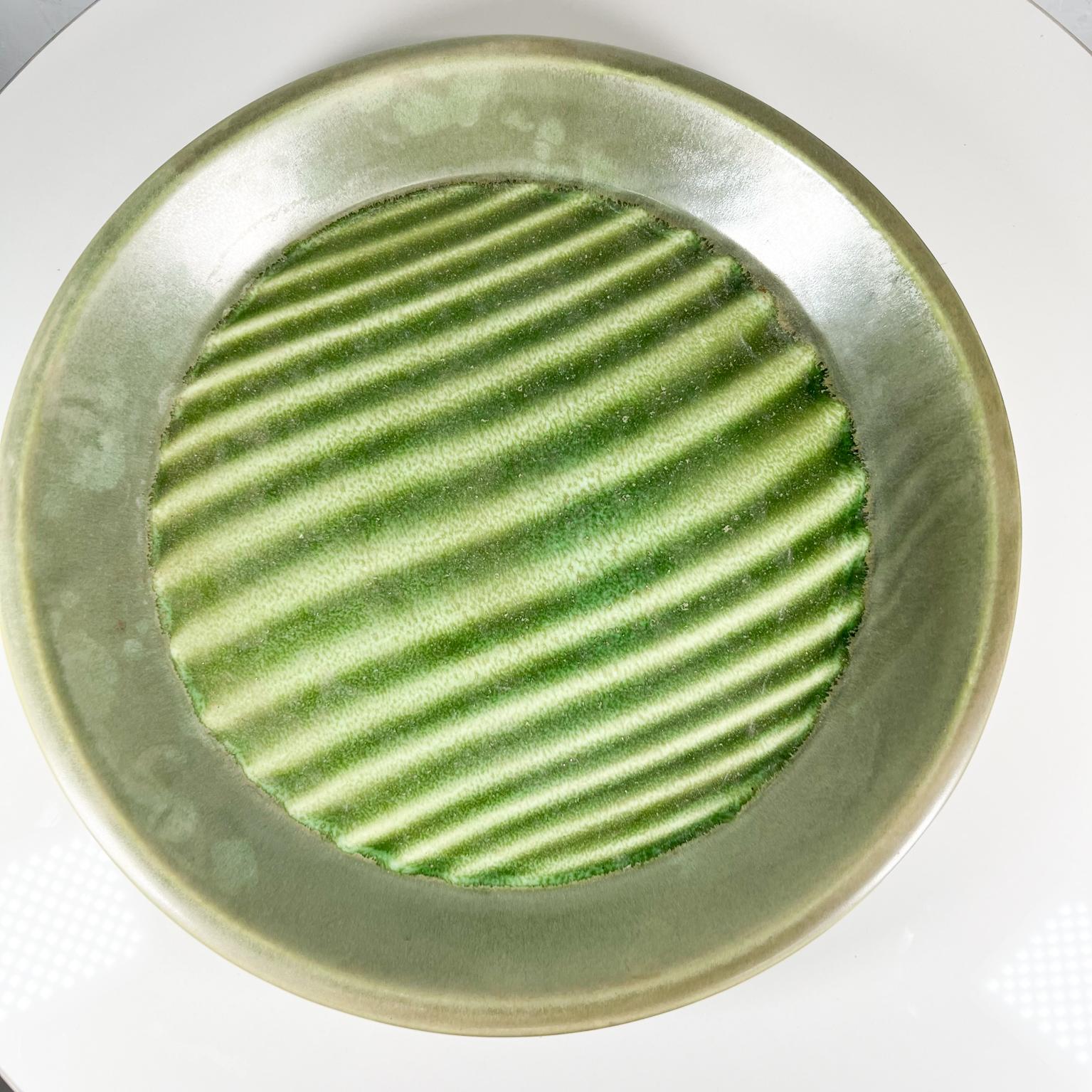1970s Fabulous modernist optical art green plate USA.
Made USA.
Measures: 14.25 diameter x 1.75 tall
Original Vintage Condition.
See images provided.
 
