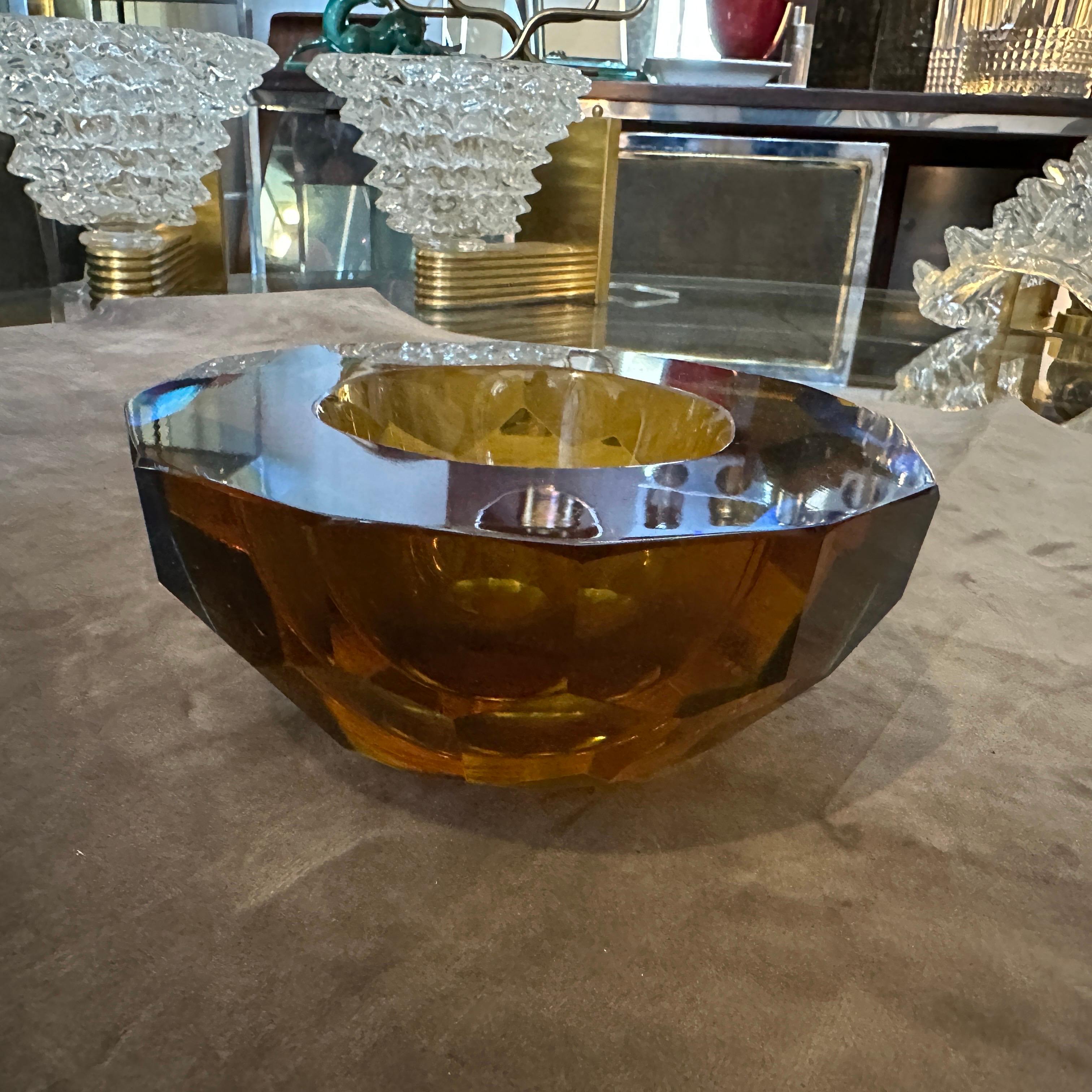 1970s Modernist Blue and Brown Faceted Murano Glass Round Bowl by Mandruzzato For Sale 4