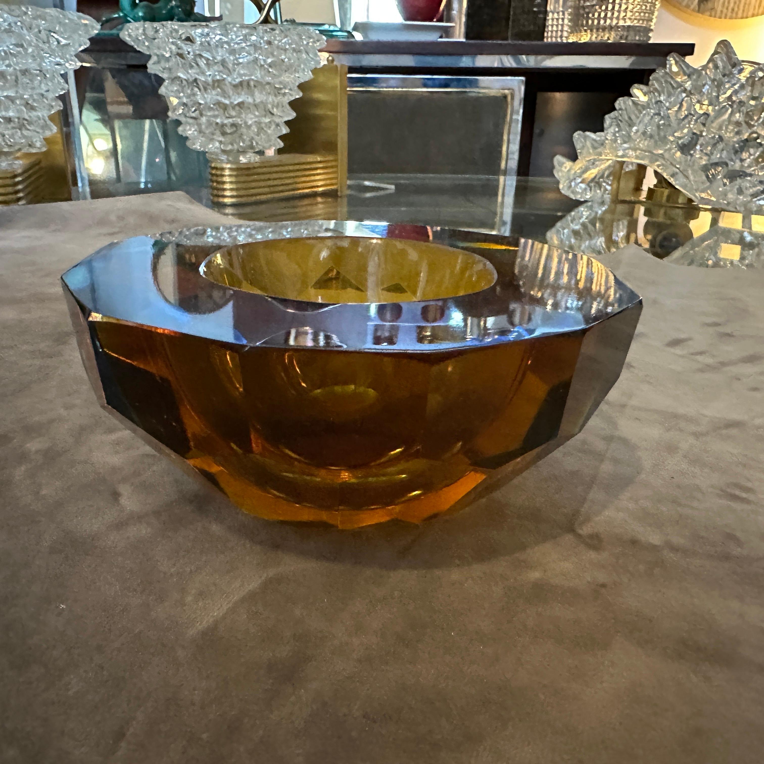 Hand-Crafted 1970s Modernist Blue and Brown Faceted Murano Glass Round Bowl by Mandruzzato For Sale