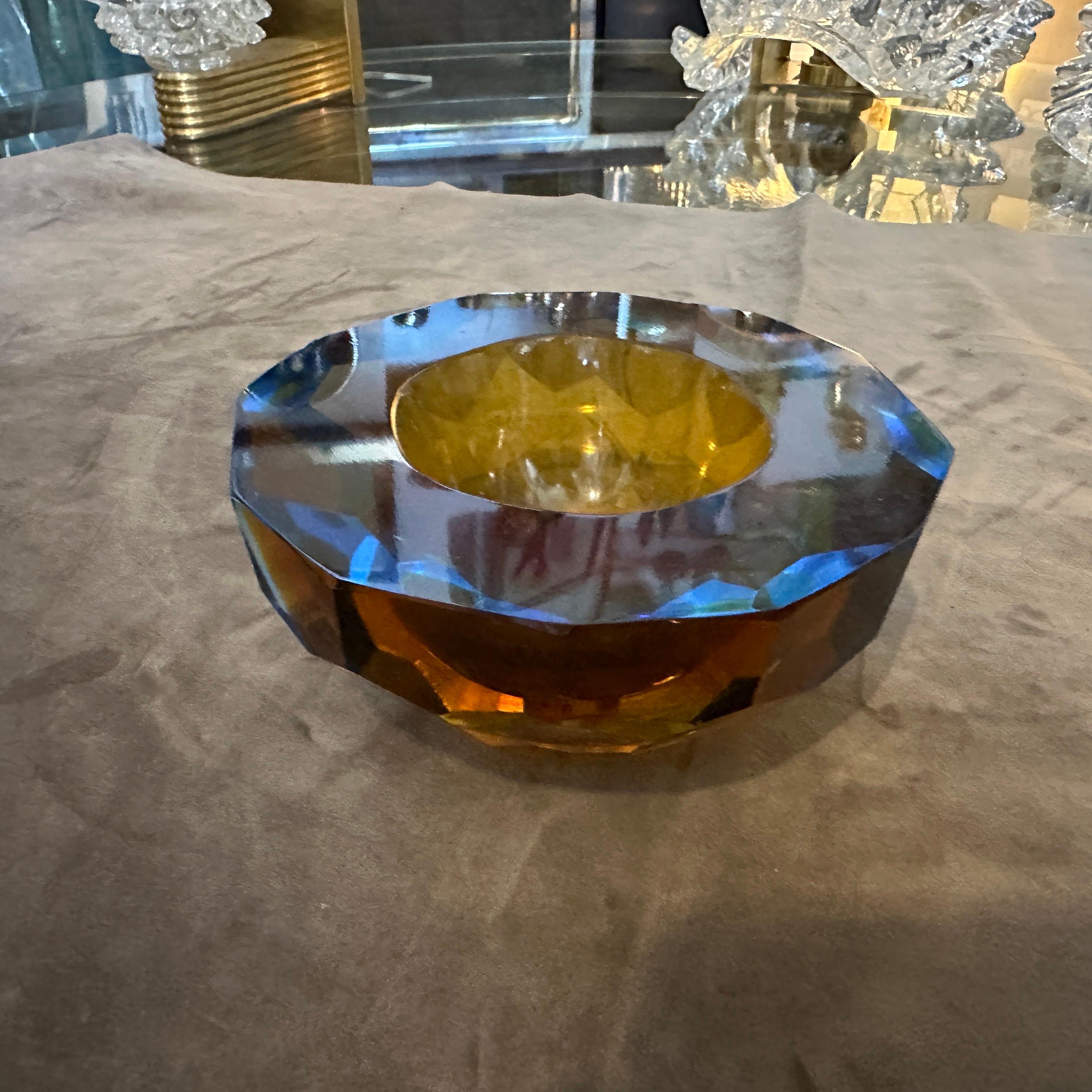 1970s Modernist Blue and Brown Faceted Murano Glass Round Bowl by Mandruzzato In Good Condition For Sale In Aci Castello, IT