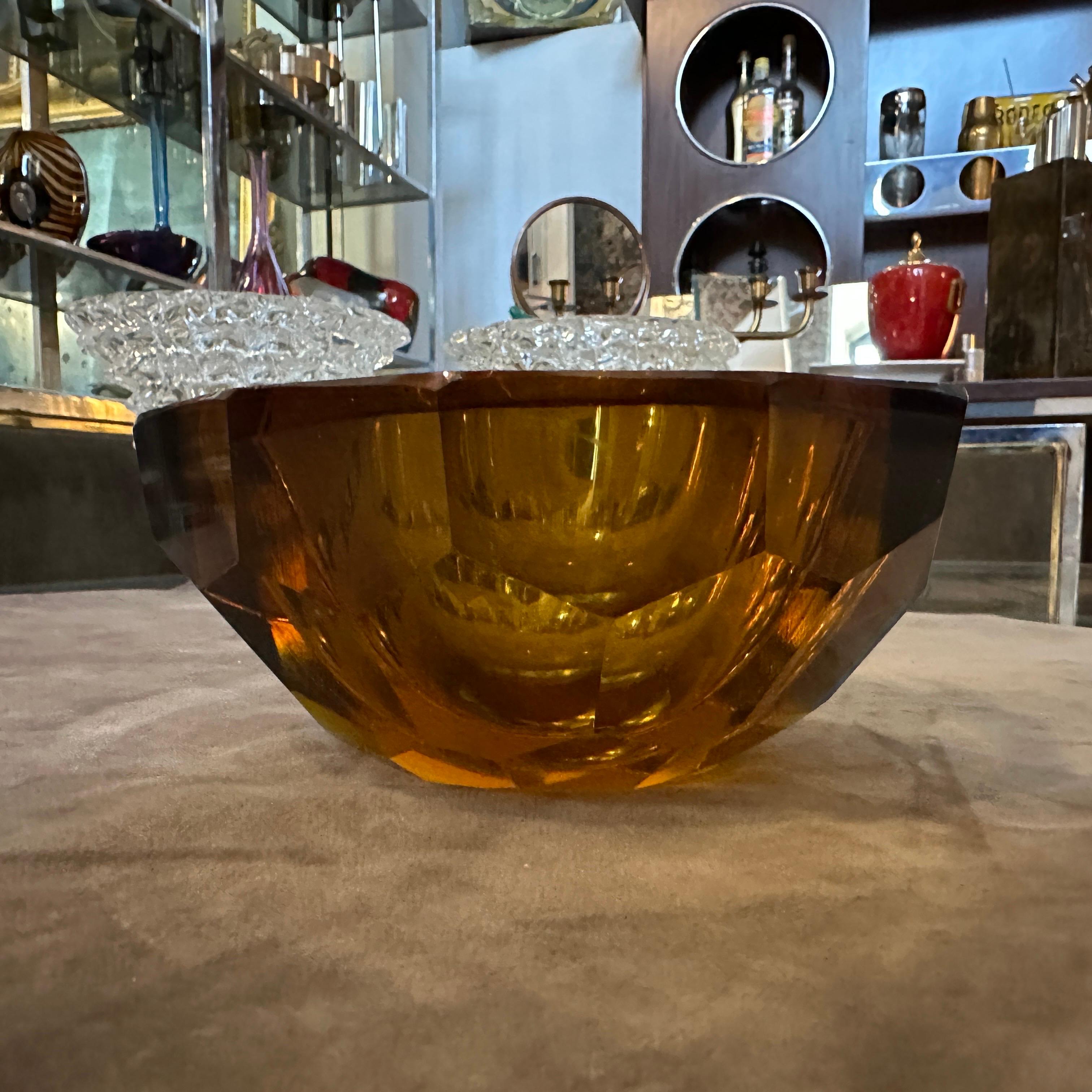 1970s Modernist Blue and Brown Faceted Murano Glass Round Bowl by Mandruzzato For Sale 2