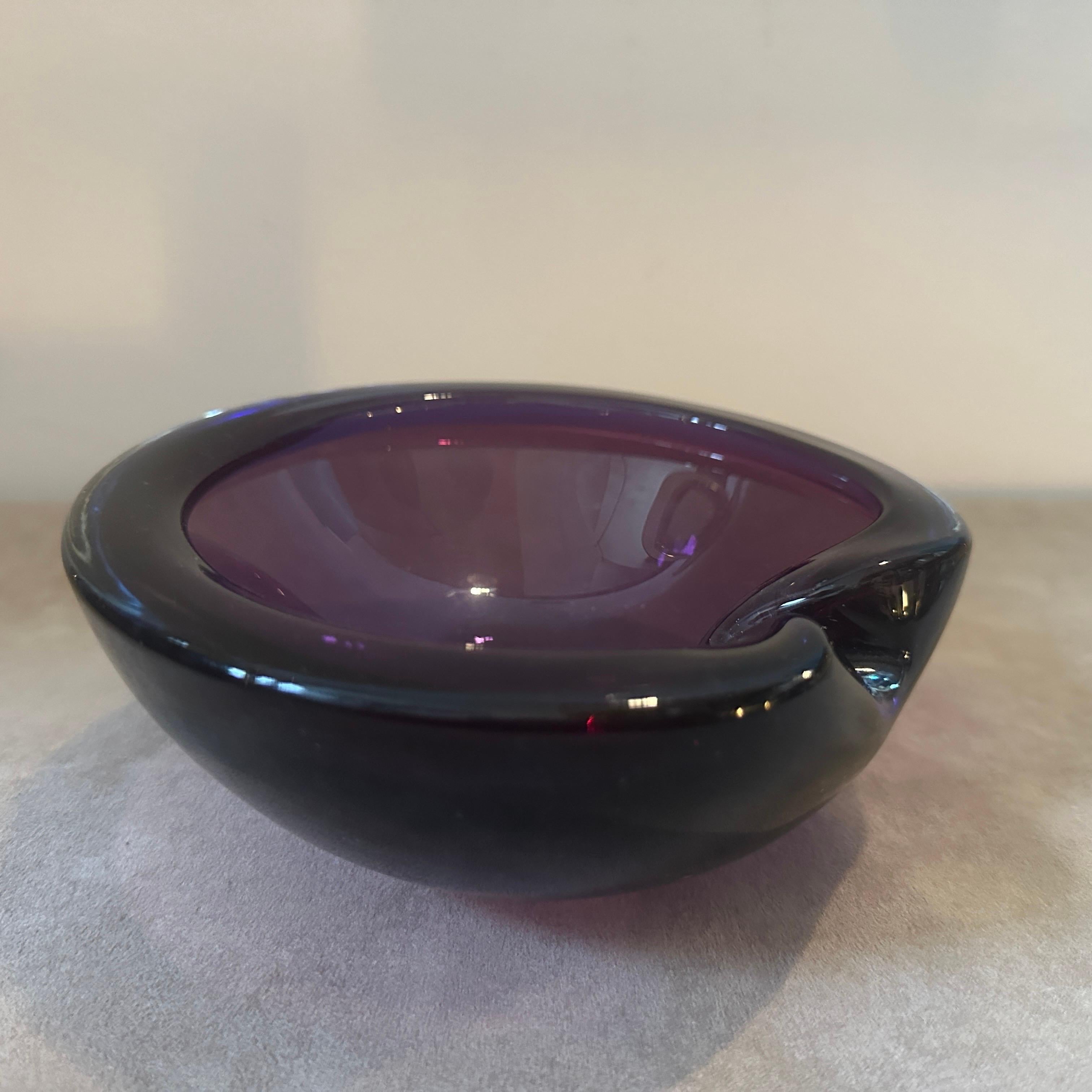A perfect conditions blue and purple murano glass bowl hand-crafted in Venice in the Seventies by Seguso. The bowl  embodies the fusion of art and functionality, serving as both a practical object and a visually captivating work of art. Modernist