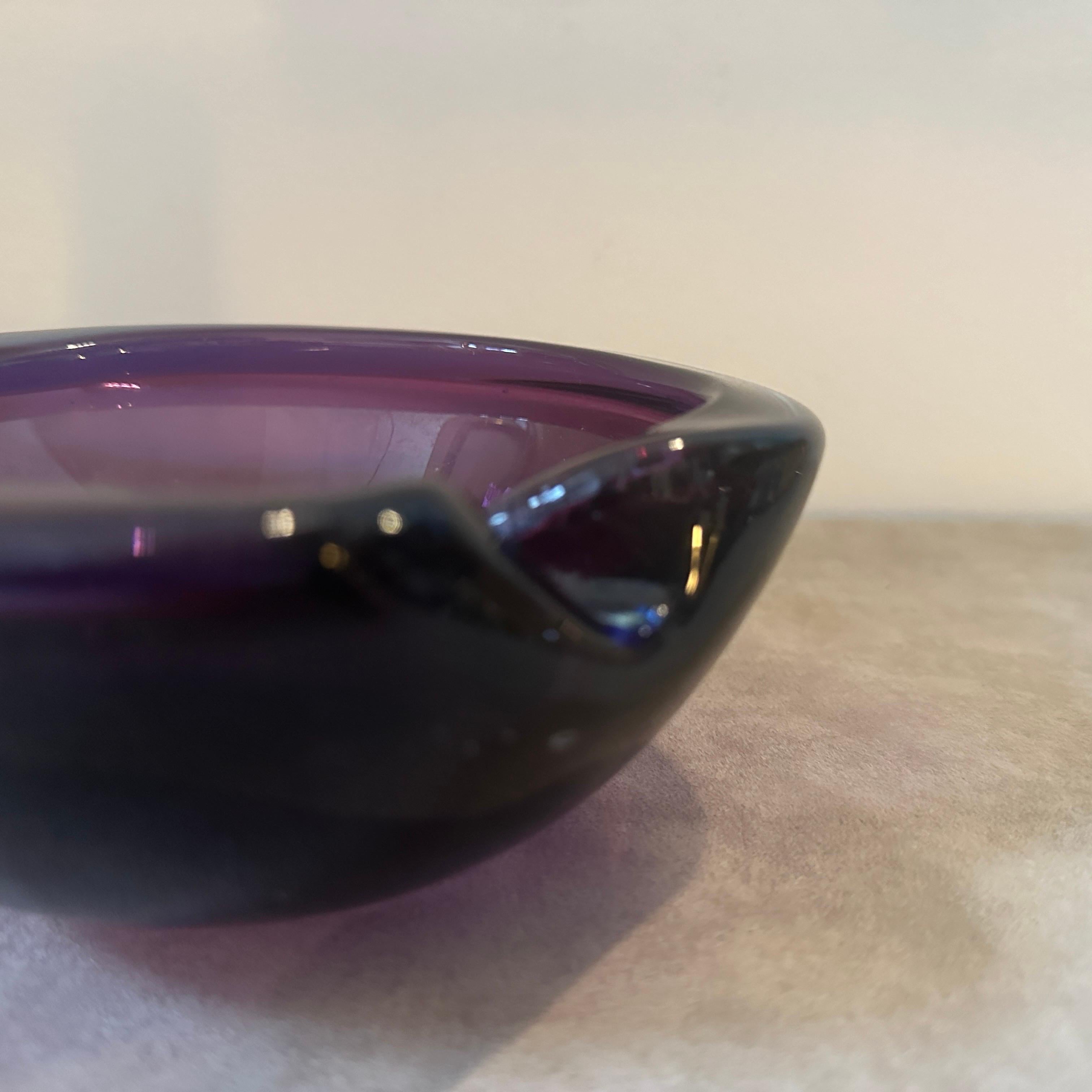 1970s Modernist Blue and Purple Murano Glass Bowl by Seguso In Good Condition For Sale In Aci Castello, IT