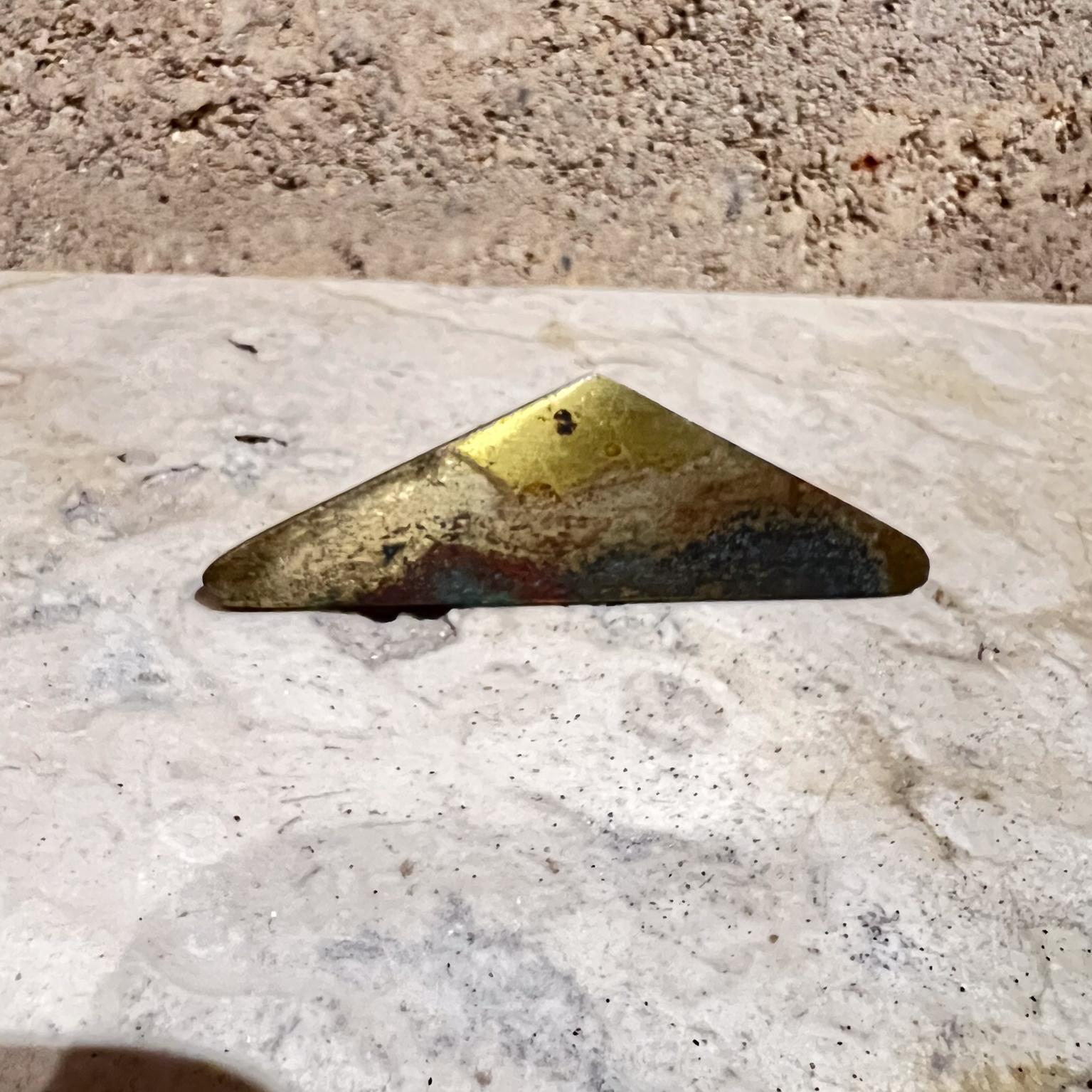 
Modernist Brass Triangular Drawer Pull Knob
Triangle pull 1.13 h x 3.88 w x .75 d
Original vintage, refer to listed images