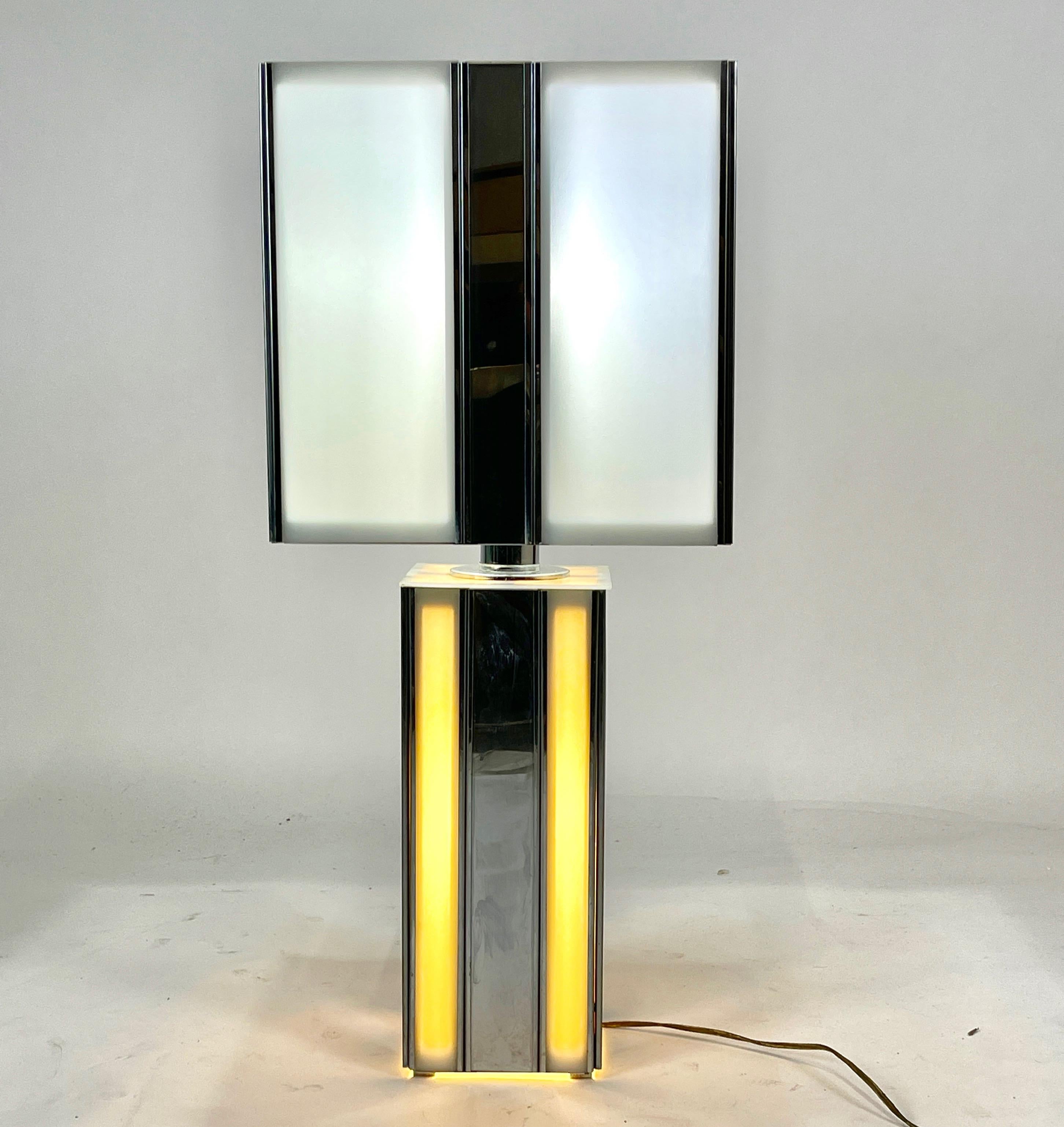 1970s Modernist Chrome and Plexiglass Dual Action Lamp In Good Condition In Hudson, NY