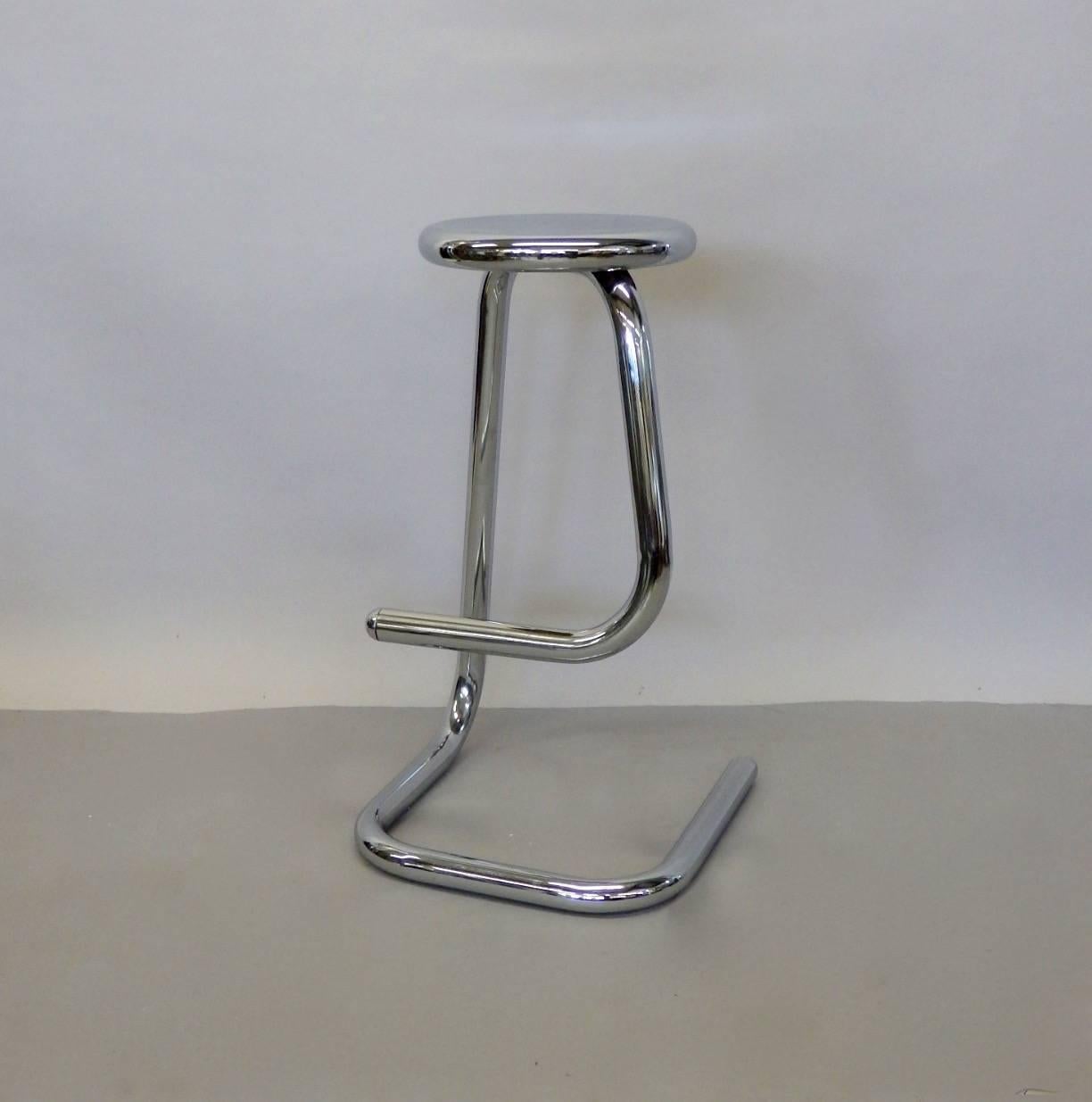 1970s cantilevered chrome bar stool. Round chrome seat on chrome tubular base.