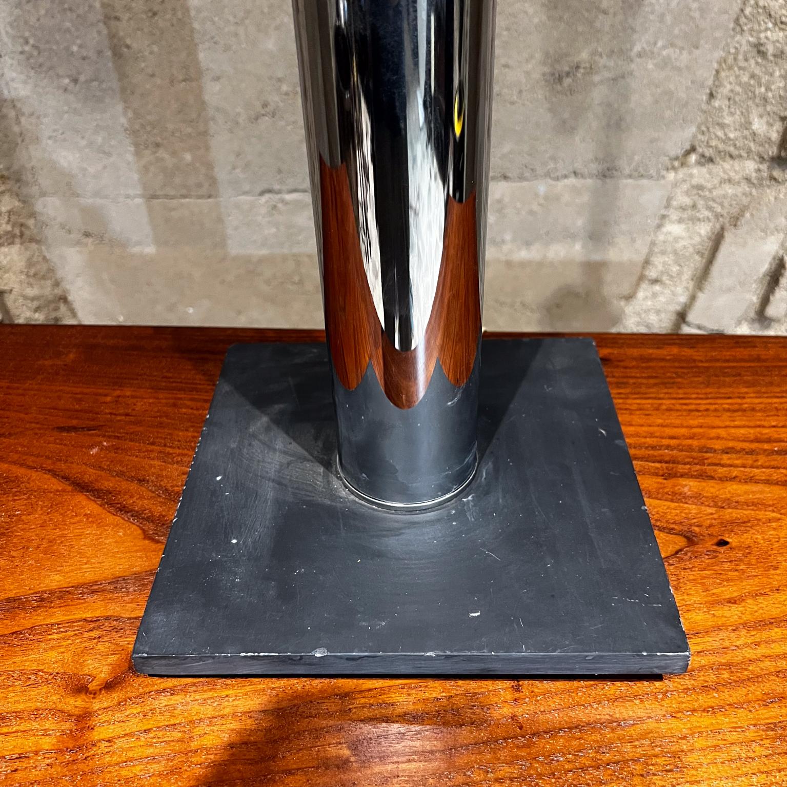 1970s Modernist Chrome Cylinder Von Nessen Table Lamp New York In Good Condition For Sale In Chula Vista, CA