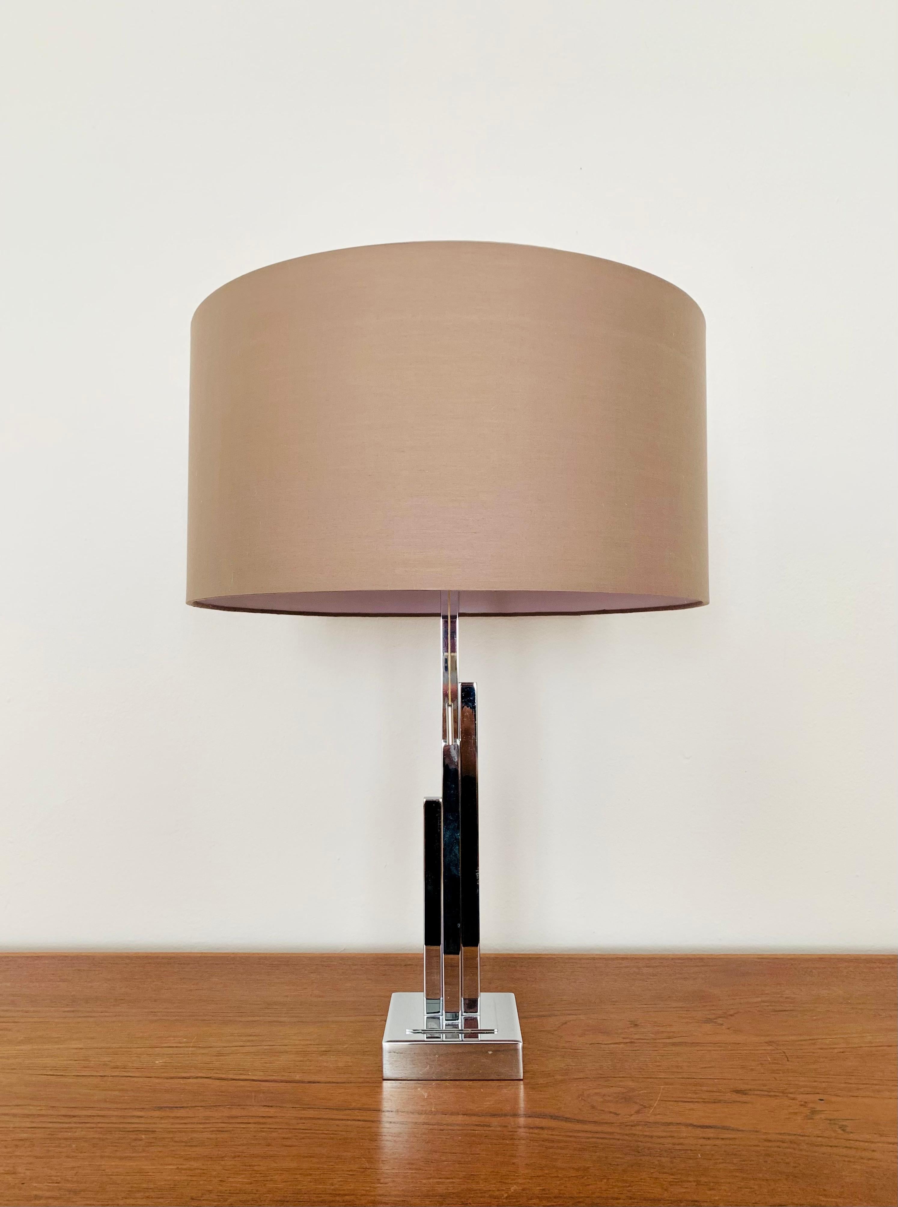 Very nice table lamp from the 1970s.
Great design and high-quality workmanship.
The lamp base has a very special design and makes the lamp a real favourite.
A warm light emerges.

The 2 sockets can be switched individually by pulling several