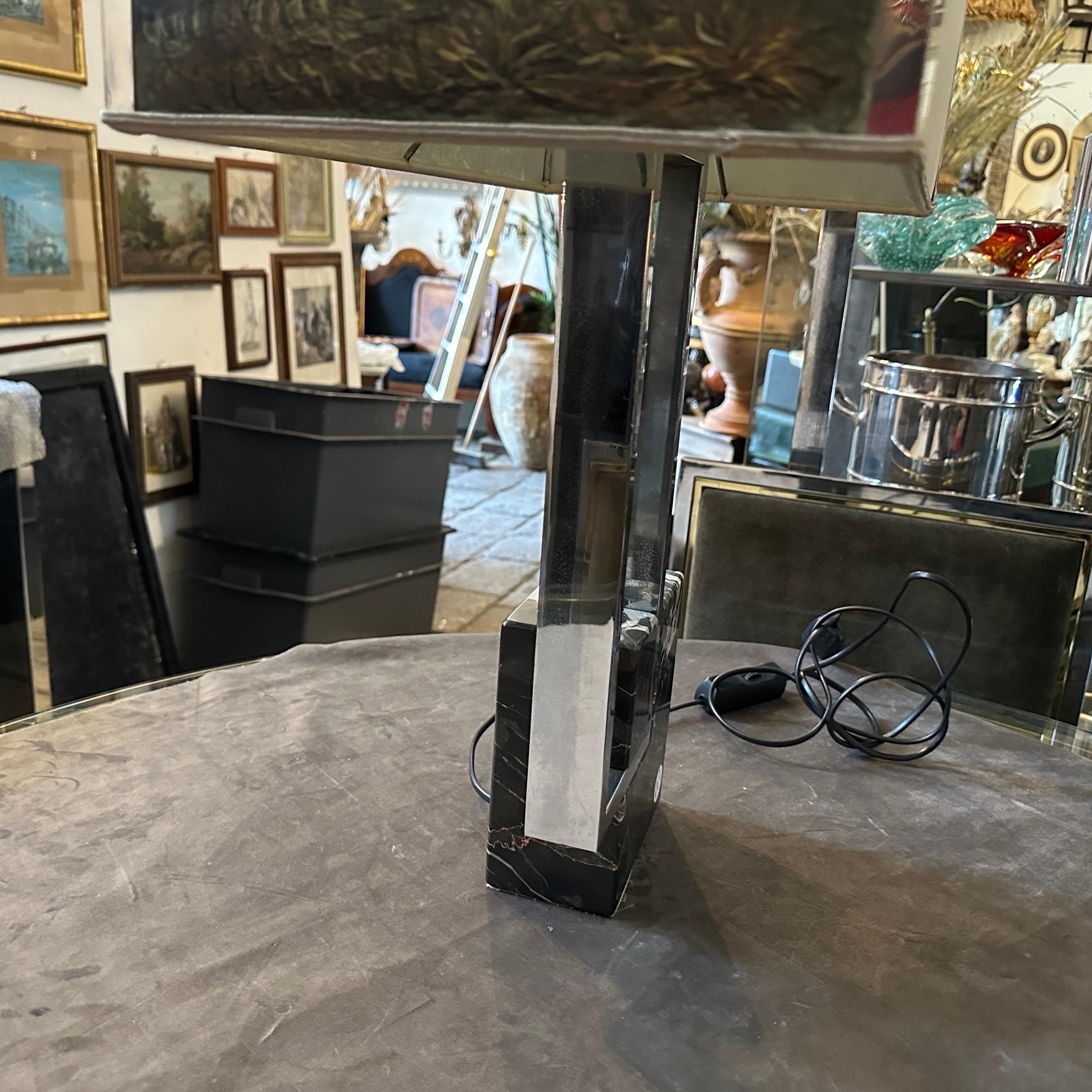 Lampada da tavolo modernista degli anni '70 in metallo cromato e marmo con paralume dipinto a mano in vendita 2