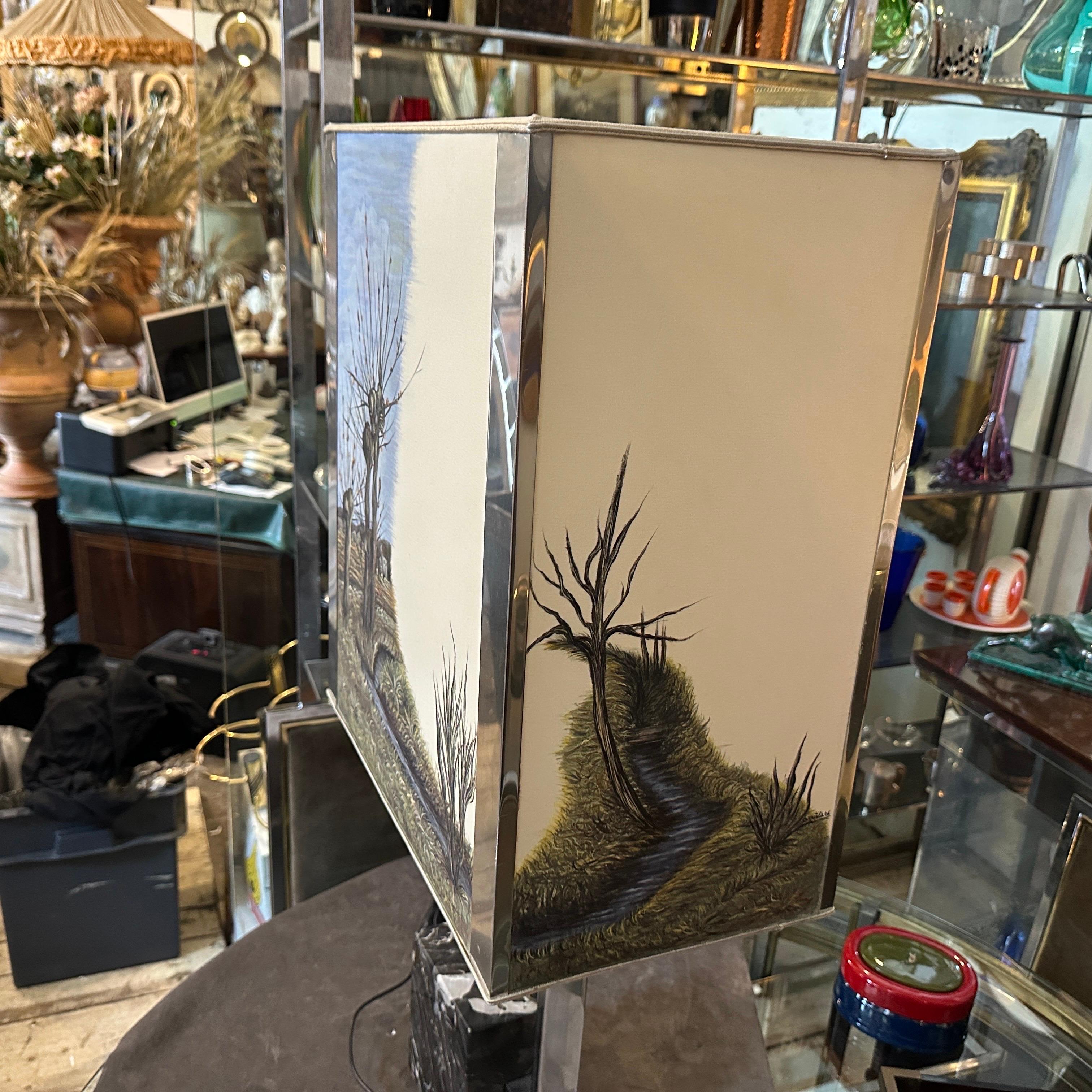 Lampada da tavolo modernista degli anni '70 in metallo cromato e marmo con paralume dipinto a mano in vendita 3