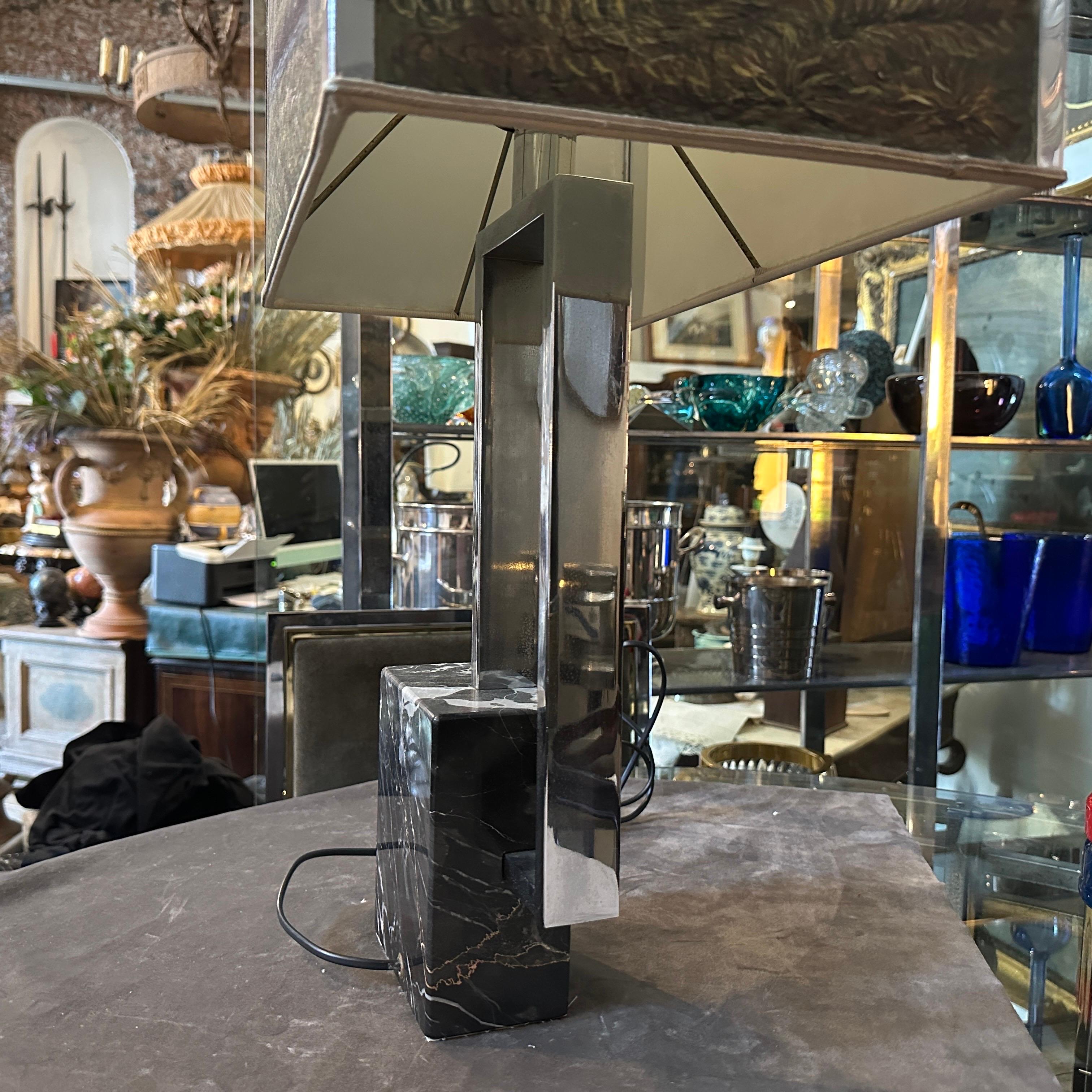 Lampada da tavolo modernista degli anni '70 in metallo cromato e marmo con paralume dipinto a mano in vendita 4