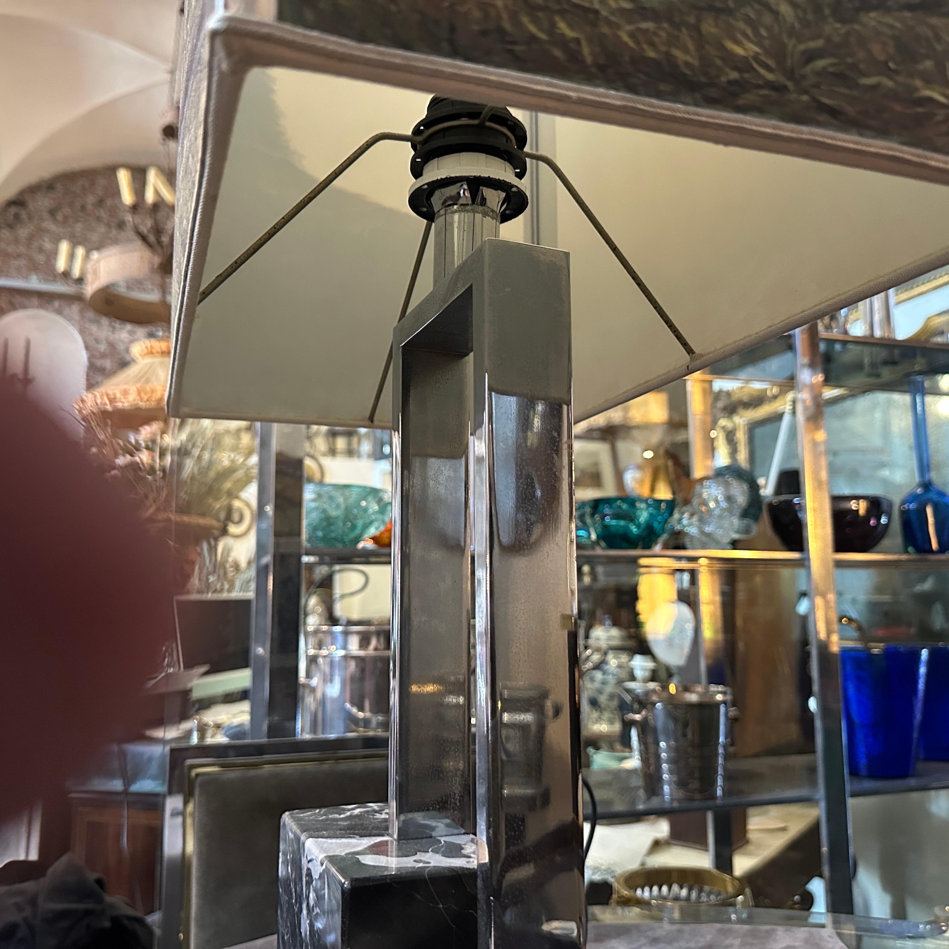 Lampada da tavolo modernista degli anni '70 in metallo cromato e marmo con paralume dipinto a mano in vendita 5