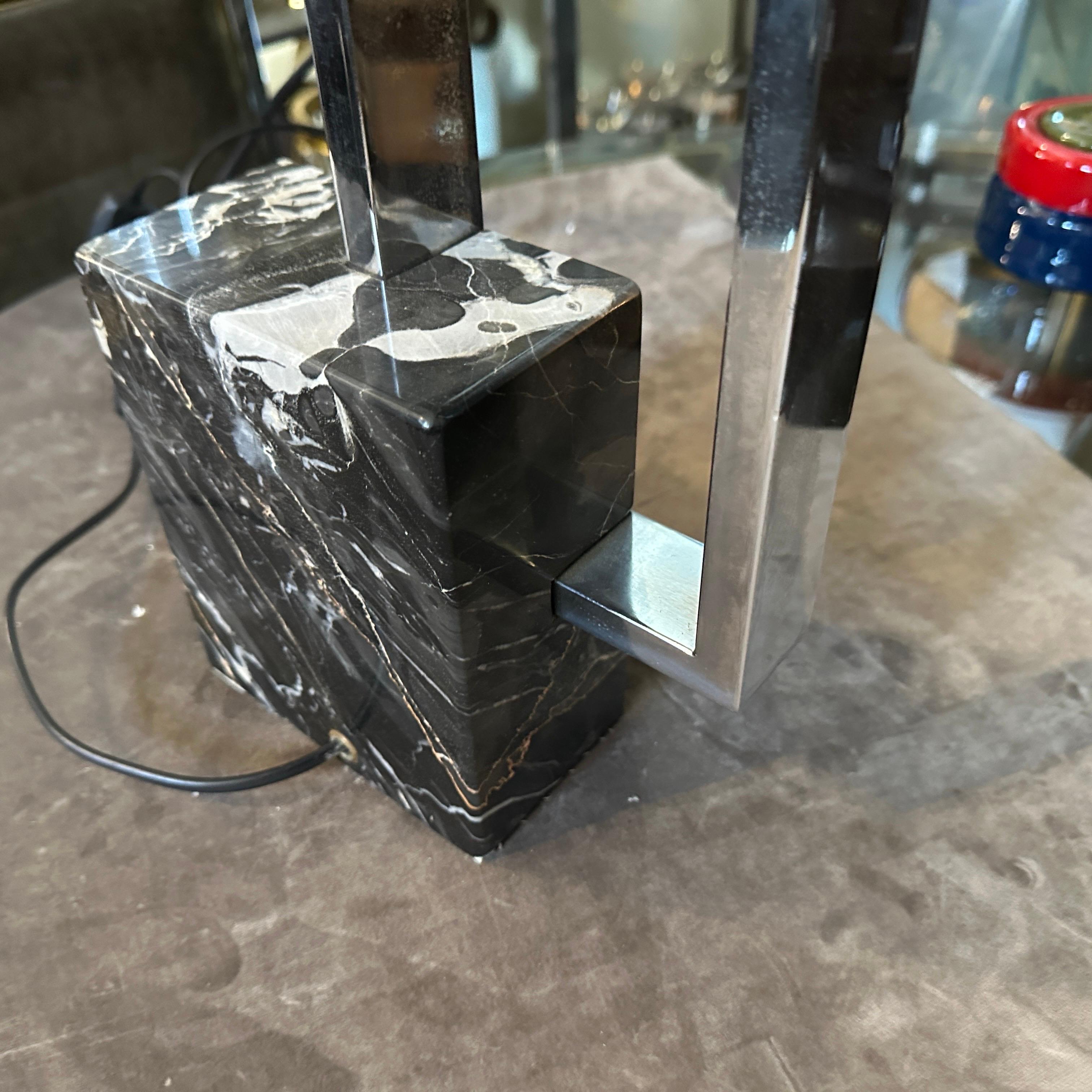 Lampada da tavolo modernista degli anni '70 in metallo cromato e marmo con paralume dipinto a mano in vendita 6