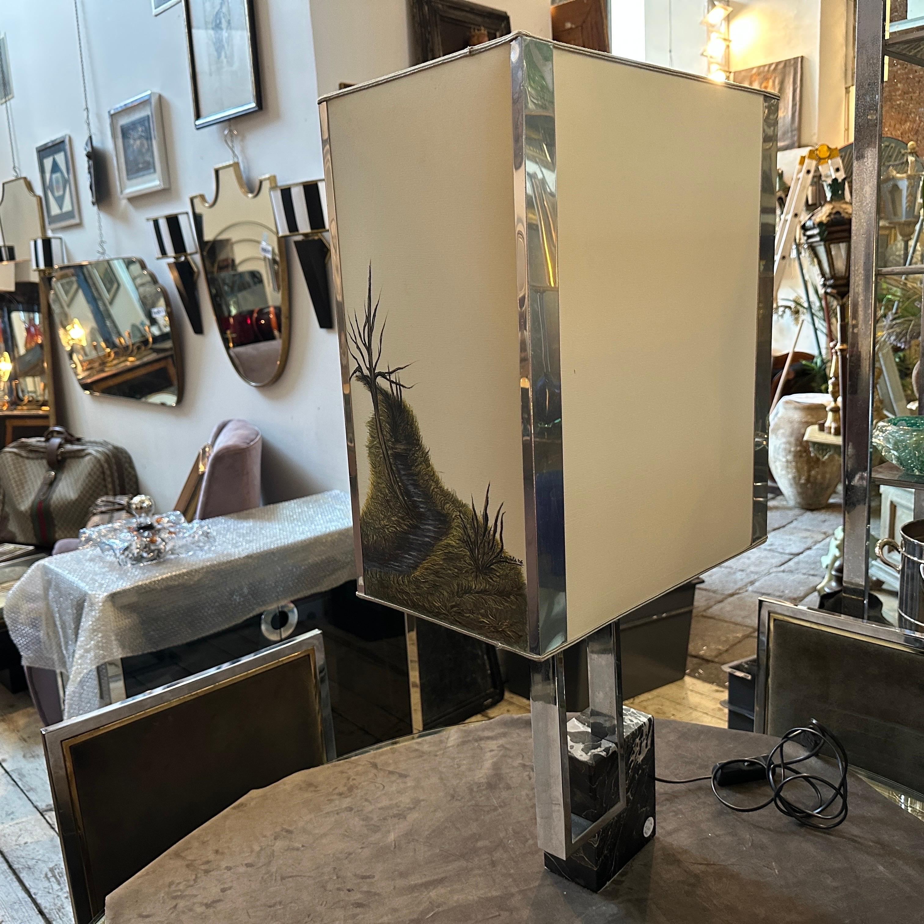 Lampada da tavolo modernista degli anni '70 in metallo cromato e marmo con paralume dipinto a mano in vendita 1