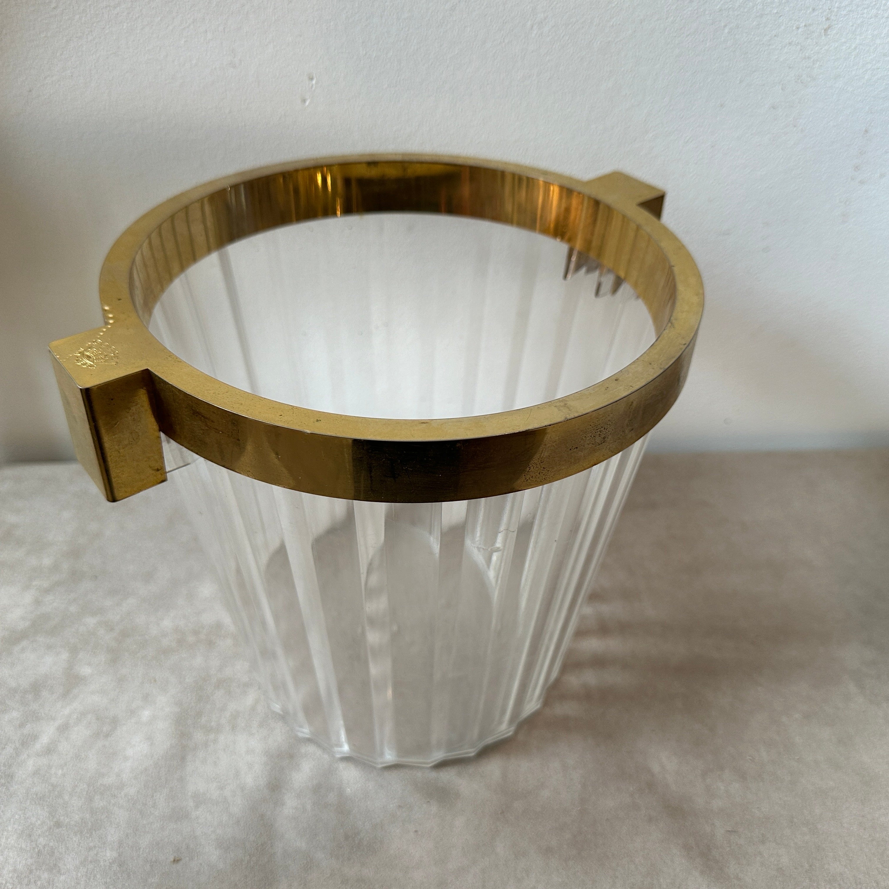 Un enfriador de vino de plexiglás diseñado y fabricado en Francia por Gosset. Está en buen estado en general. Este enfriador de vino presenta una silueta minimalista pero llamativa, caracterizada por líneas limpias y formas geométricas.
El cuerpo