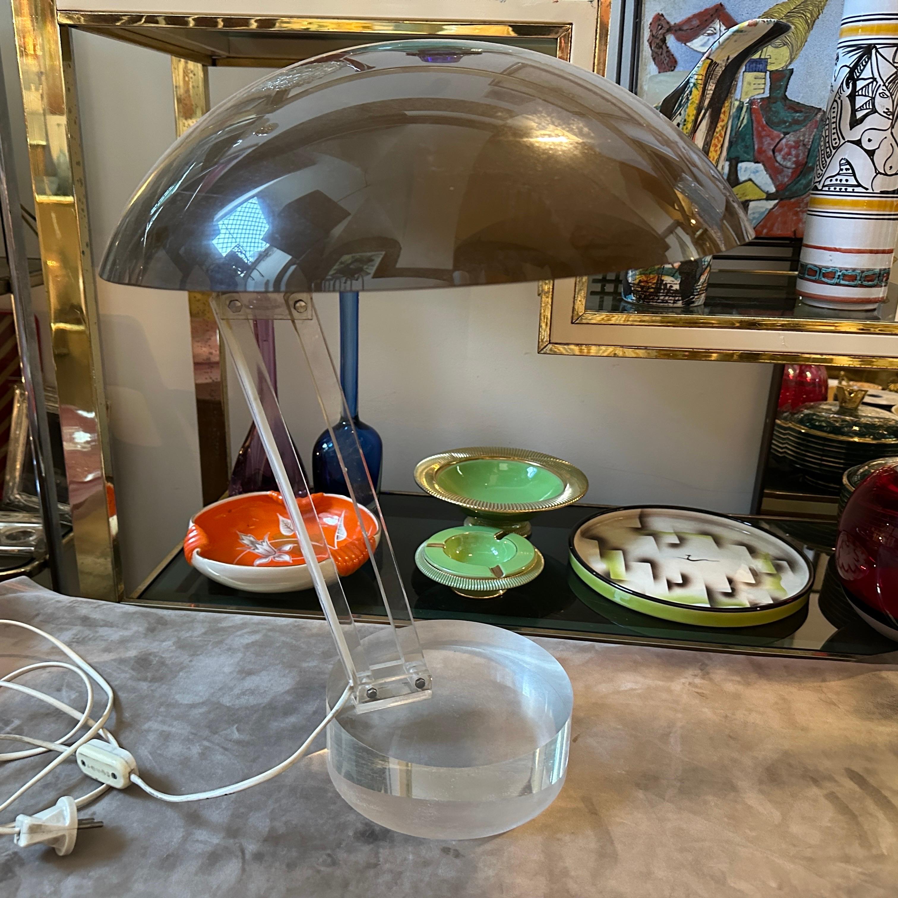 1970s Modernist Clear Lucite and Brown Plastic Italian Desk Lamp For Sale 6
