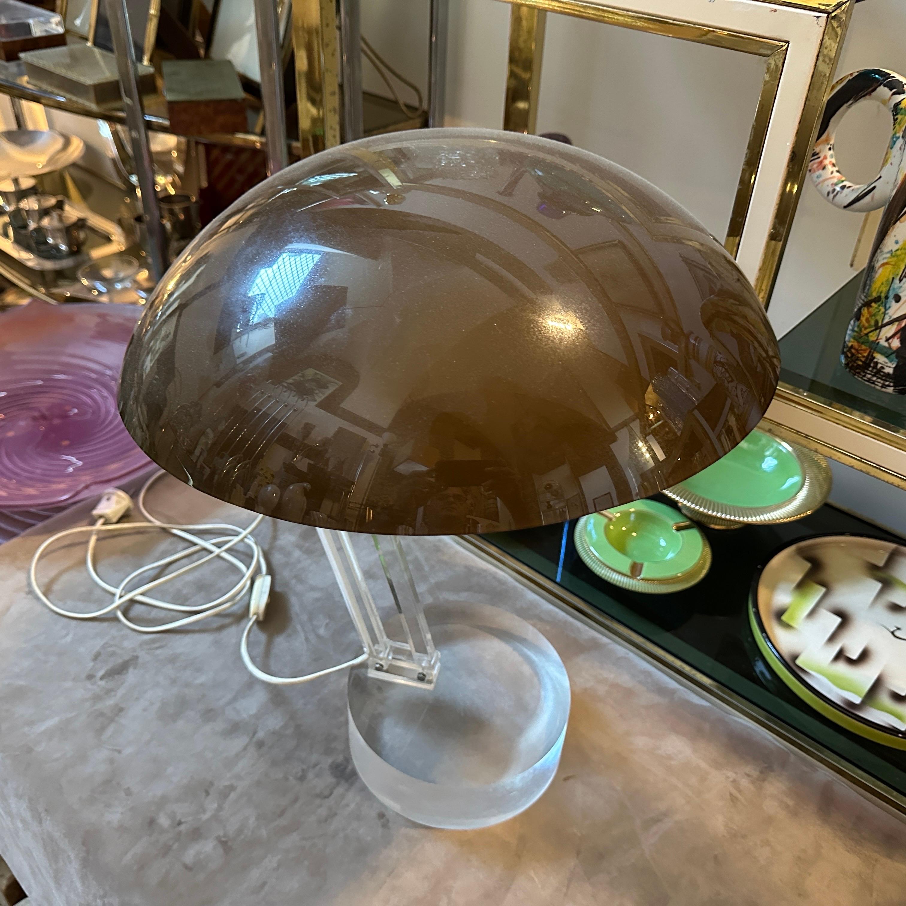 1970s Modernist Clear Lucite and Brown Plastic Italian Desk Lamp In Good Condition For Sale In Aci Castello, IT