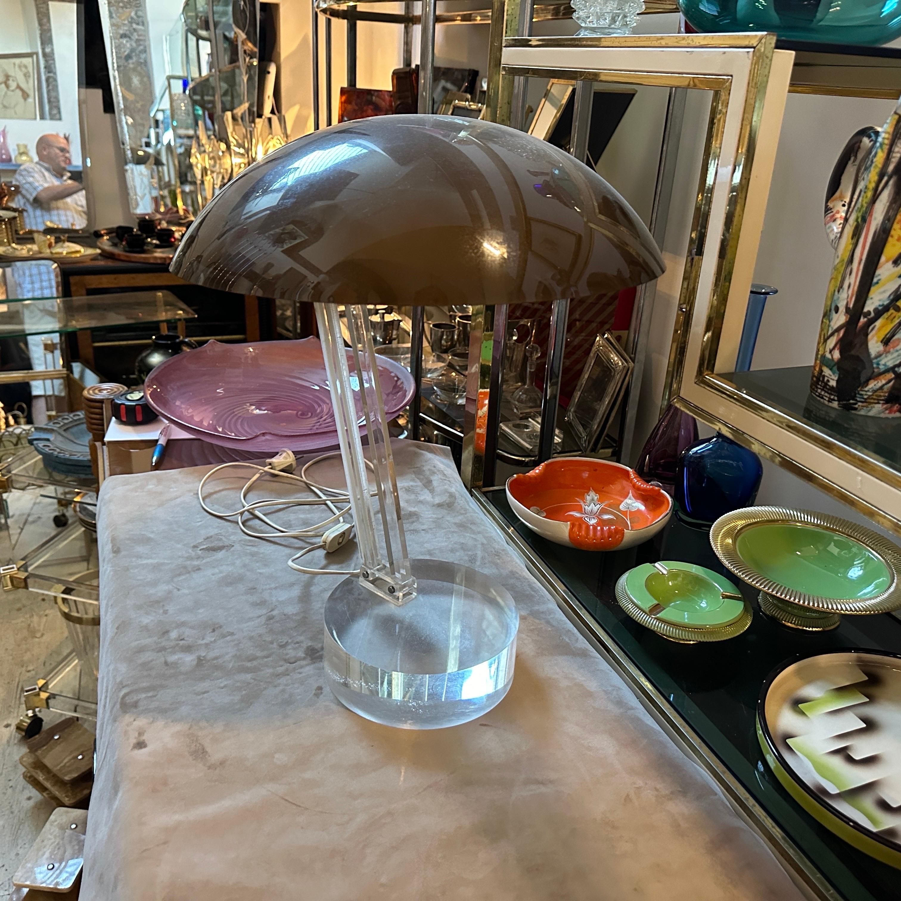 20th Century 1970s Modernist Clear Lucite and Brown Plastic Italian Desk Lamp For Sale