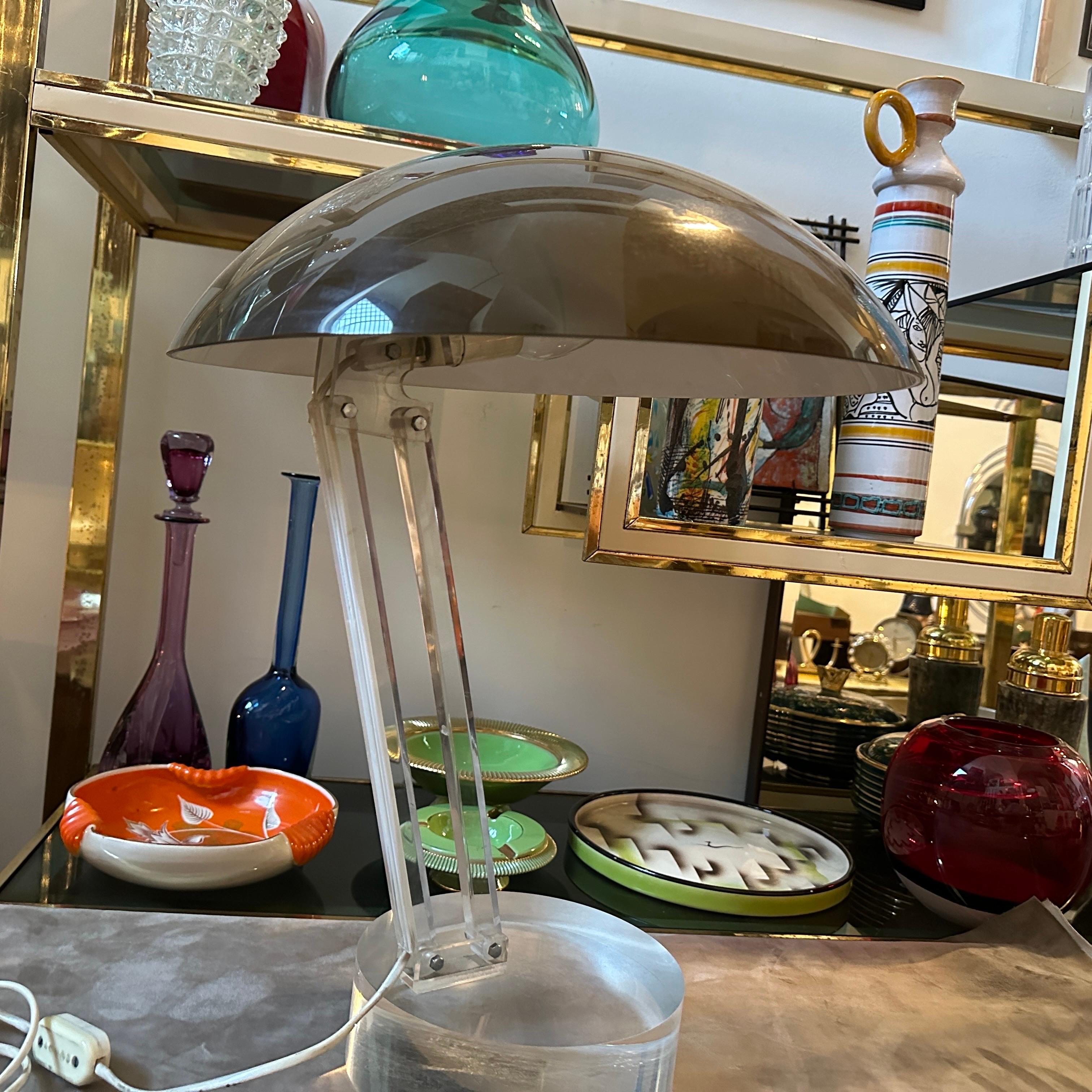 1970s Modernist Clear Lucite and Brown Plastic Italian Desk Lamp For Sale 3