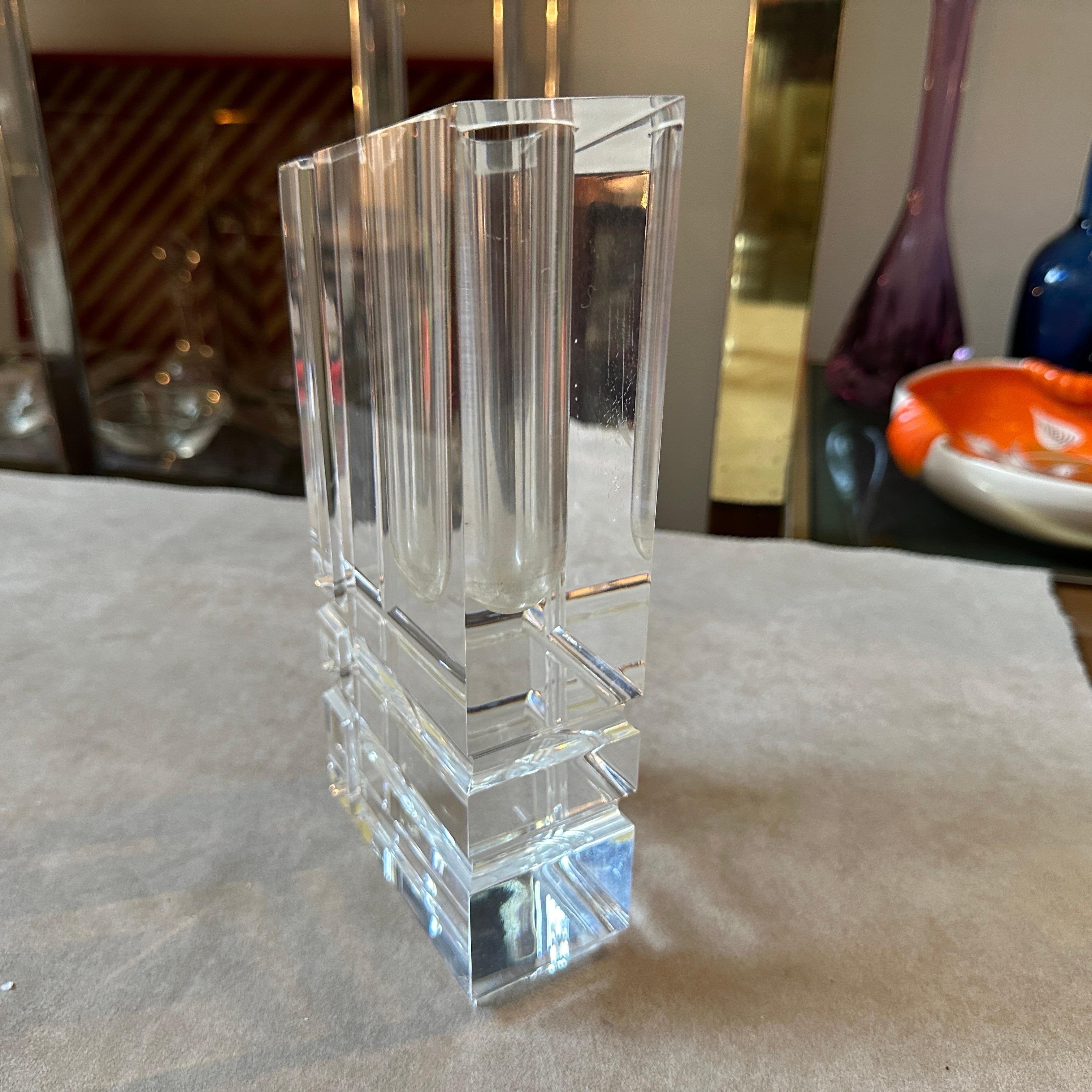 Die Vase zeichnet sich durch ein modernistisches Design aus, das Einfachheit, Funktionalität und die Schönheit schlichter Materialien betont. Sie entspricht der Ästhetik der 1970er Jahre, die sich durch Minimalismus und geometrische Formen
