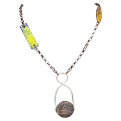 Pendentif en émail sur cuivre et chaîne artisanale des années 1970