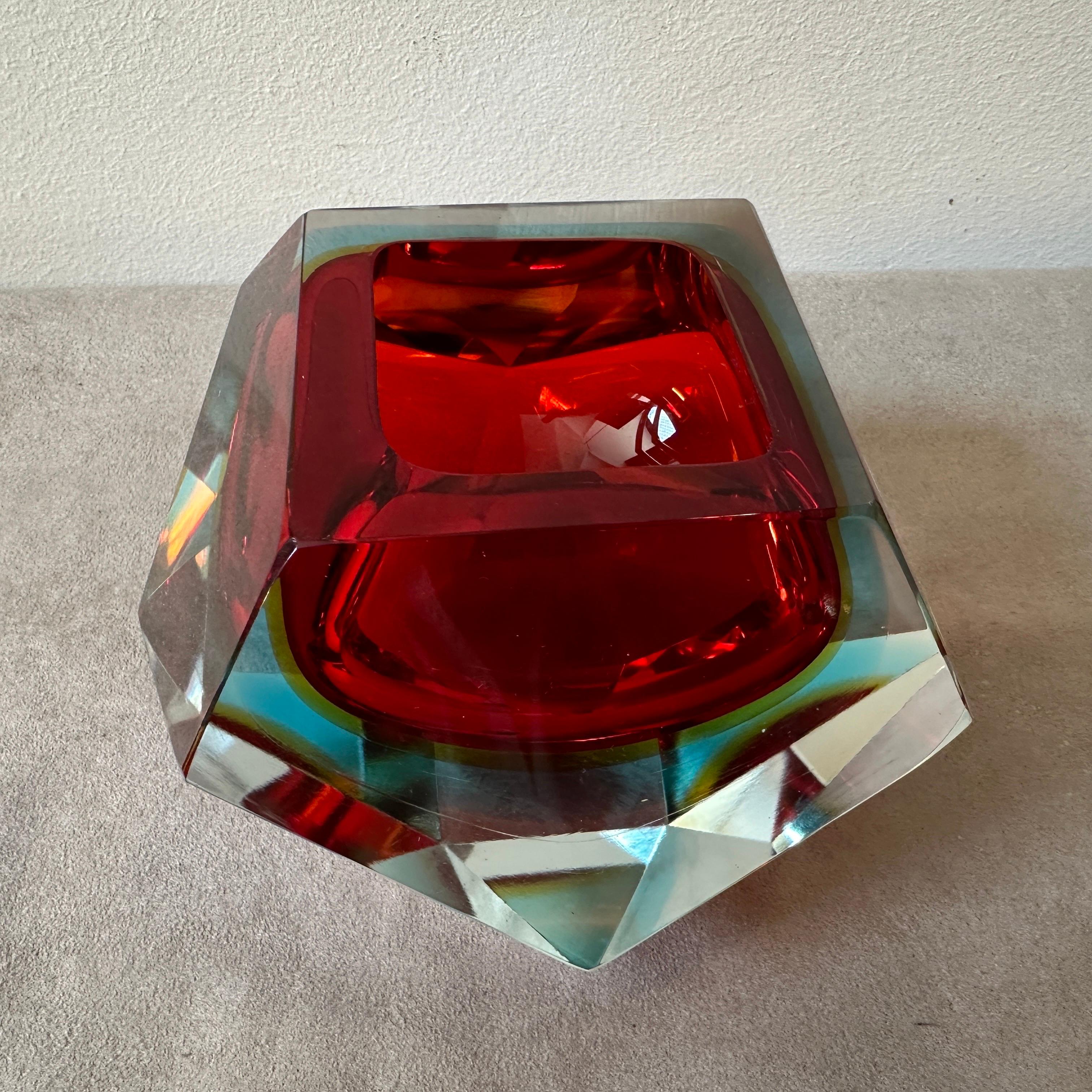 Cenicero grande de cristal de Murano Sommerso facetado modernista de los años 70 por Seguso en venta 1