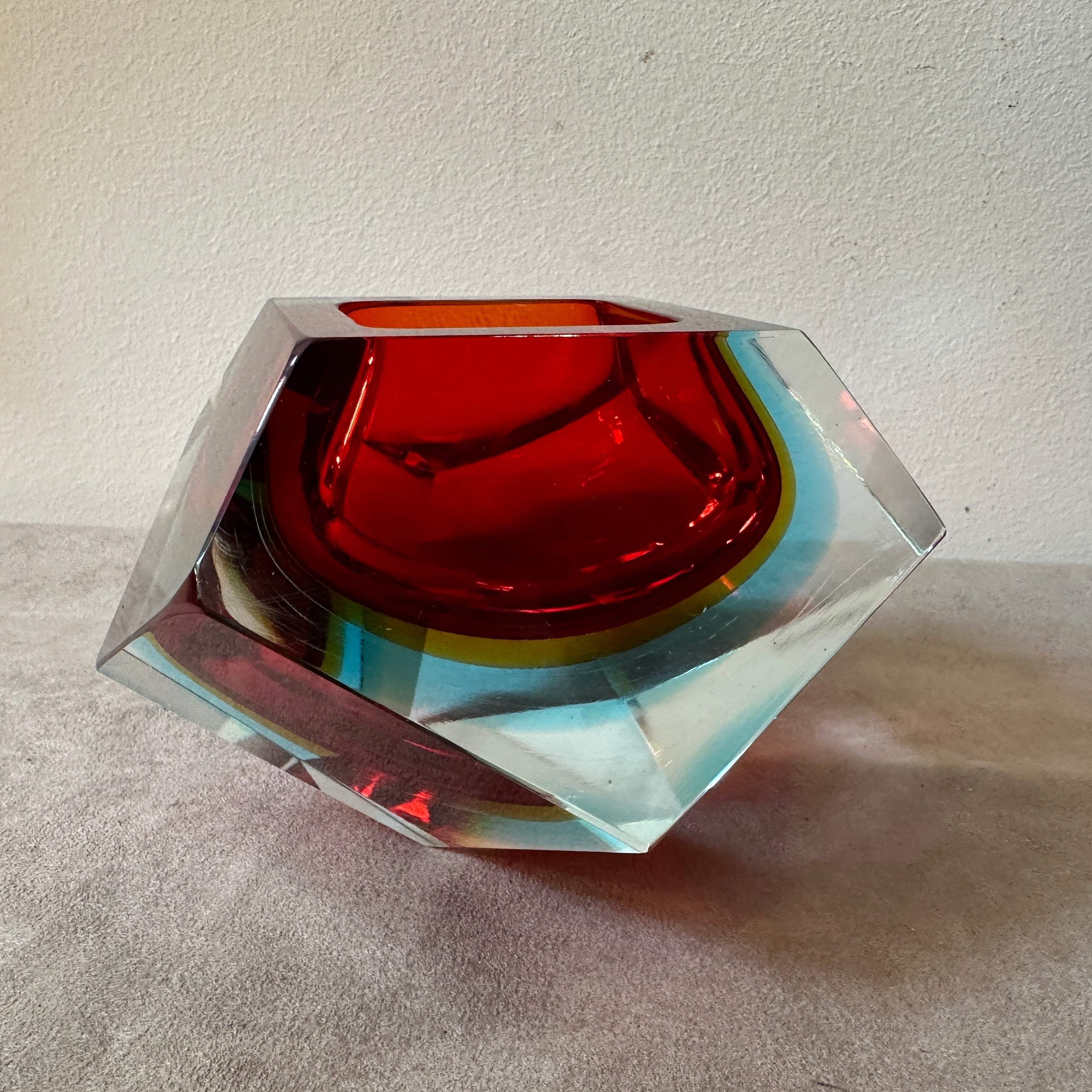 Cendrier emblématique en verre de Murano rouge, bleu et jaune sommerso, conçu et fabriqué dans les années 70 par Seguso. Il est en parfait état et n'a probablement jamais été utilisé. Le cendrier de Seguso est une pièce de verrerie saisissante,