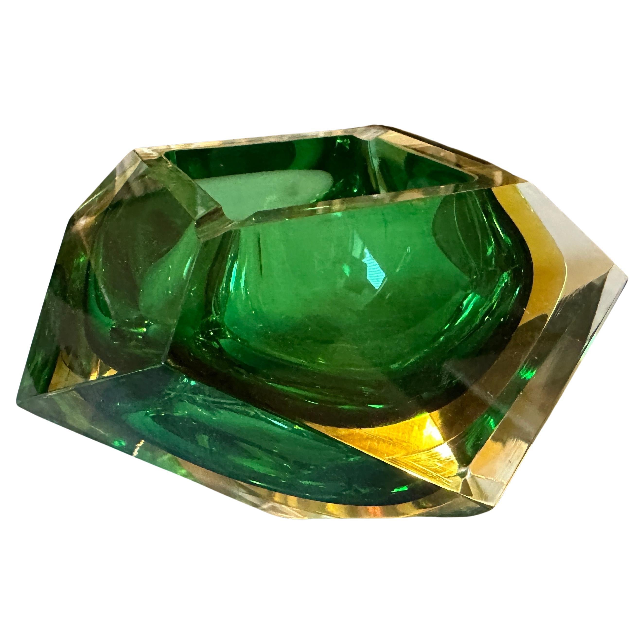 Eine ikonische gelbe und grüne sommerso Murano Glas Aschenbecher entworfen und hergestellt in den siebziger Jahren von Seguso, es ist in perfektem Zustand wahrscheinlich nie benutzt.
Der Aschenbecher von Seguso ist ein auffälliges Stück Glas, das