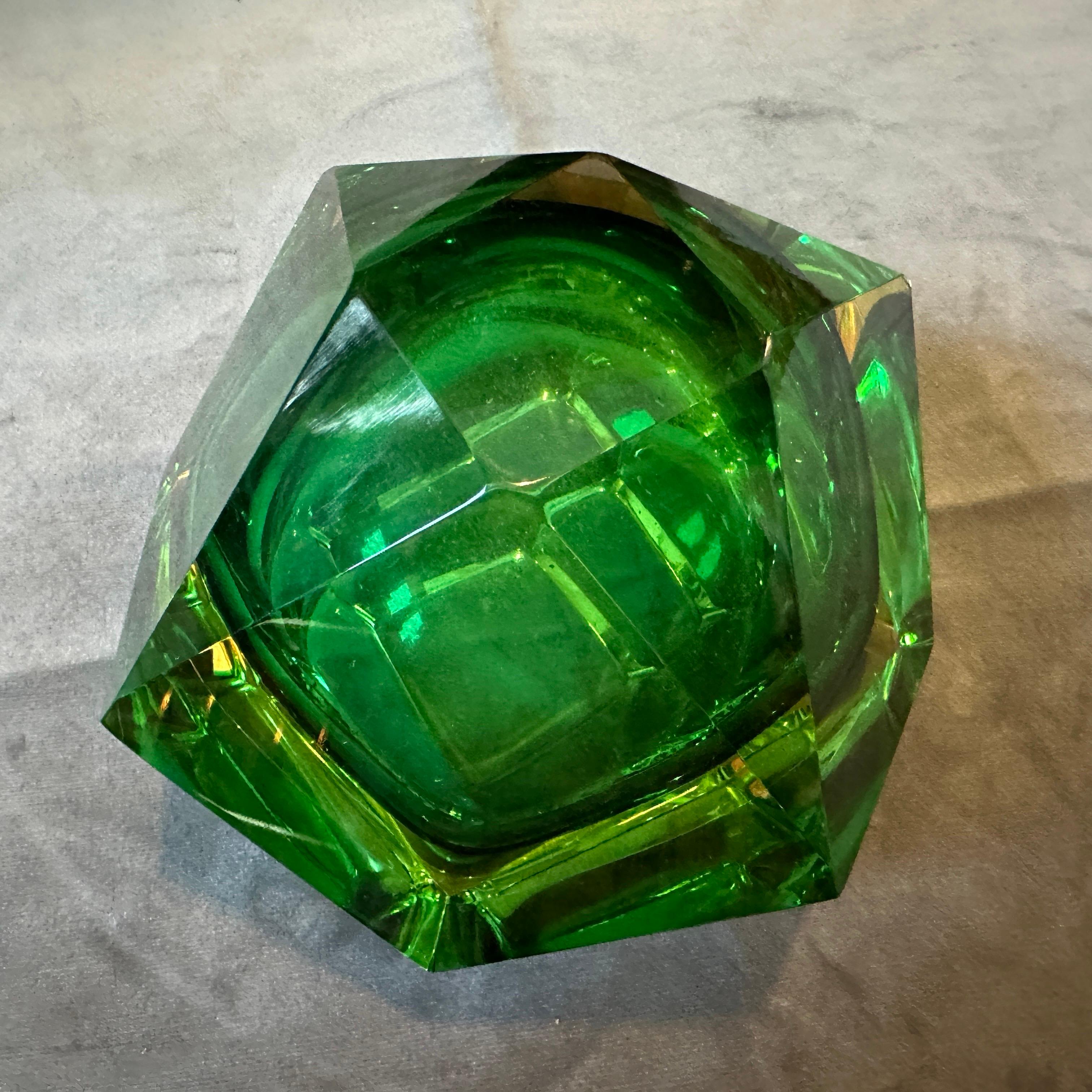 Modernistischer Aschenbecher aus Murano Glass Sommerso, gelb und grün, 1970er Jahre, facettiert, von Seguso (Moderne) im Angebot
