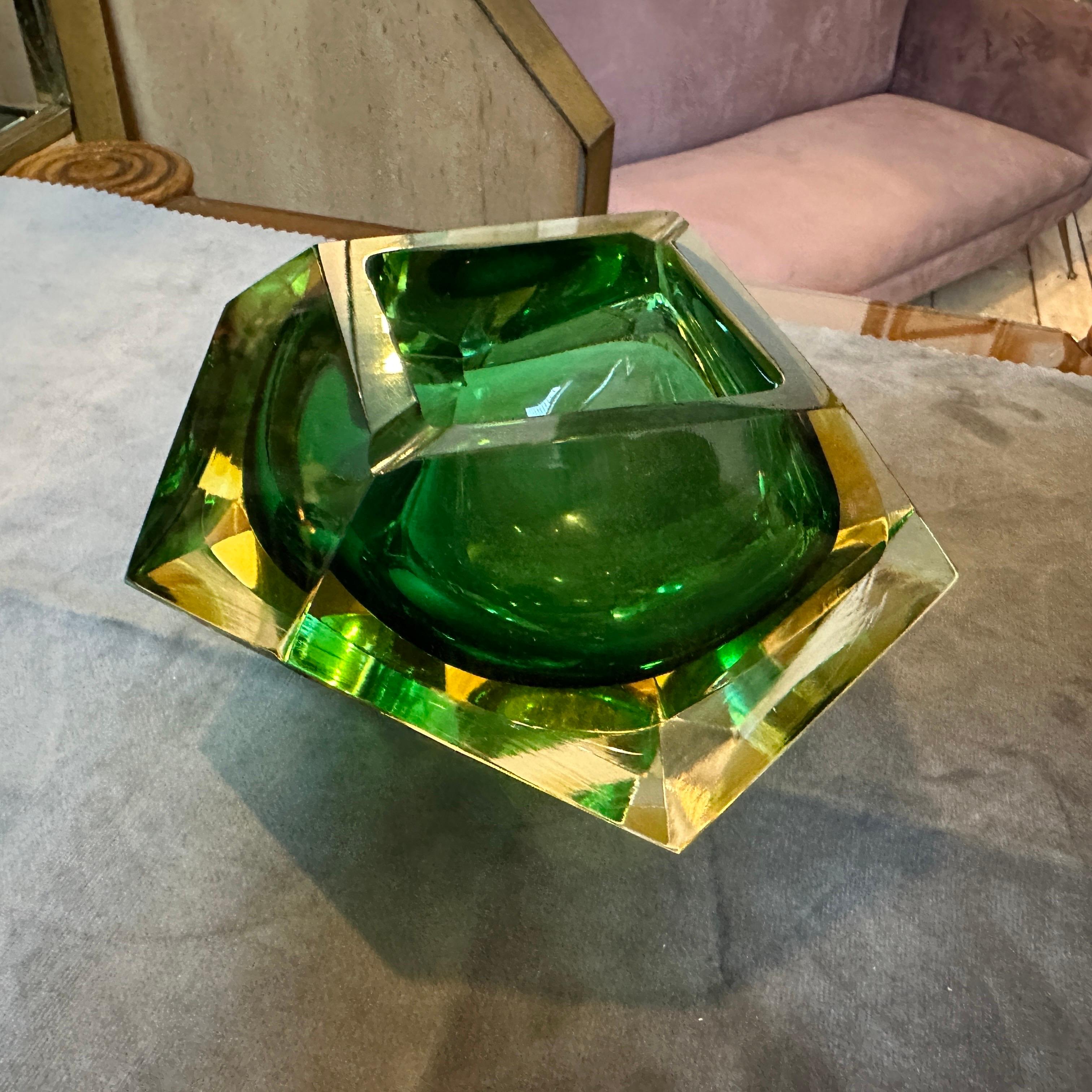 Modernistischer Aschenbecher aus Murano Glass Sommerso, gelb und grün, 1970er Jahre, facettiert, von Seguso (Italienisch) im Angebot