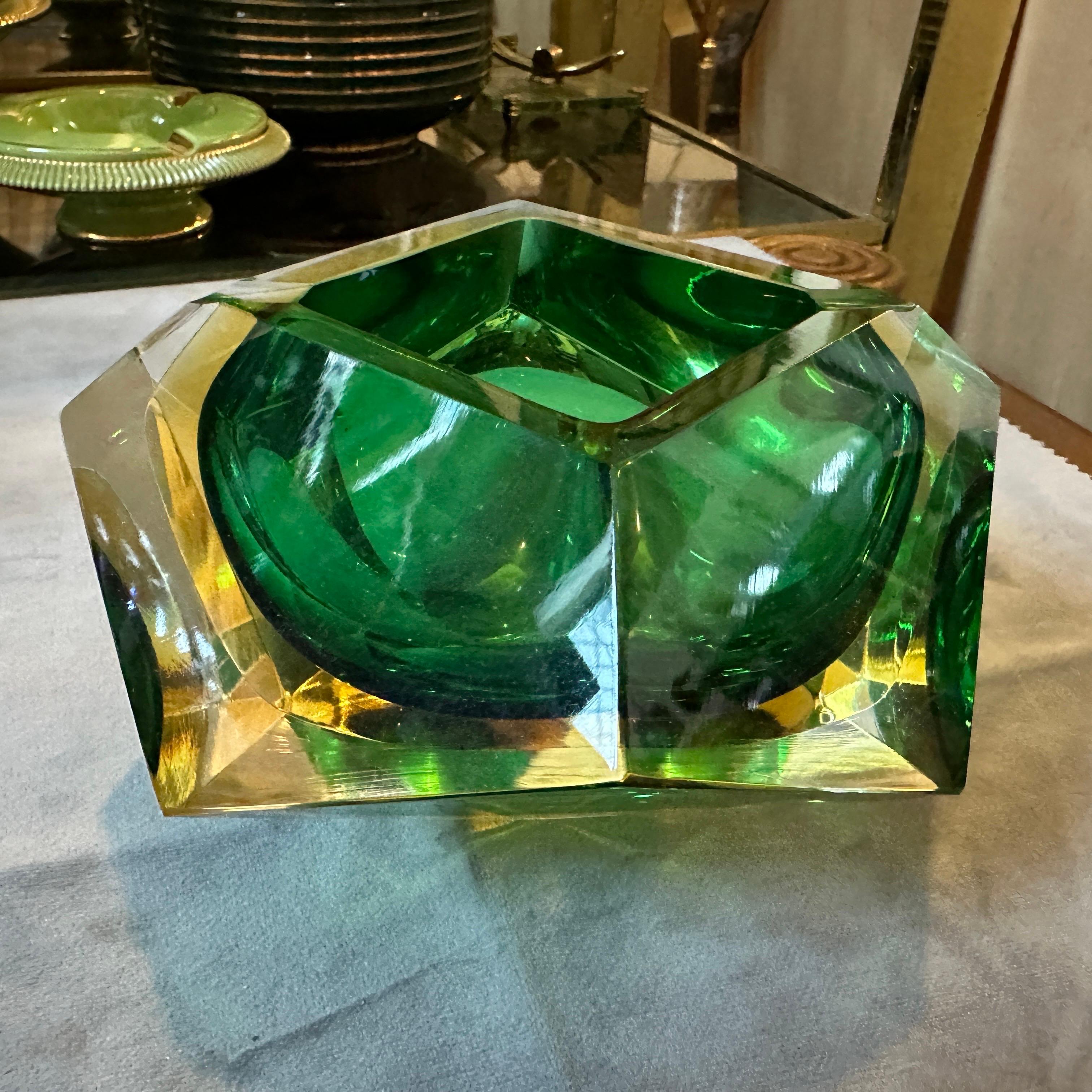 Modernistischer Aschenbecher aus Murano Glass Sommerso, gelb und grün, 1970er Jahre, facettiert, von Seguso (Handgefertigt) im Angebot