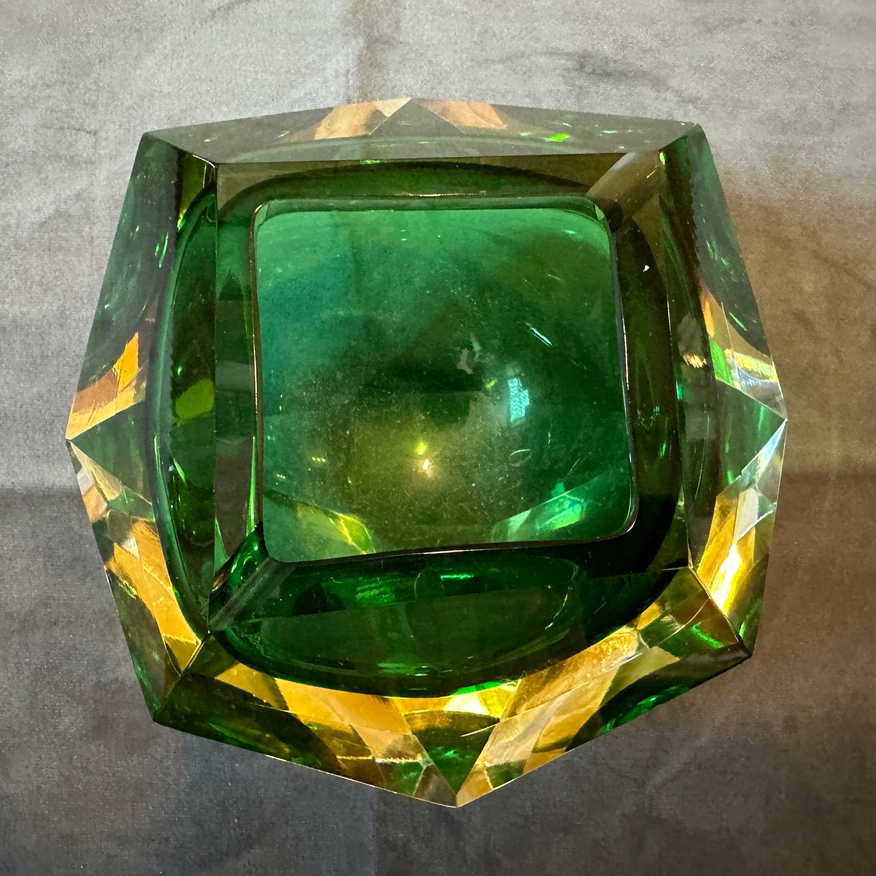 Modernistischer Aschenbecher aus Murano Glass Sommerso, gelb und grün, 1970er Jahre, facettiert, von Seguso im Zustand „Hervorragend“ im Angebot in Aci Castello, IT