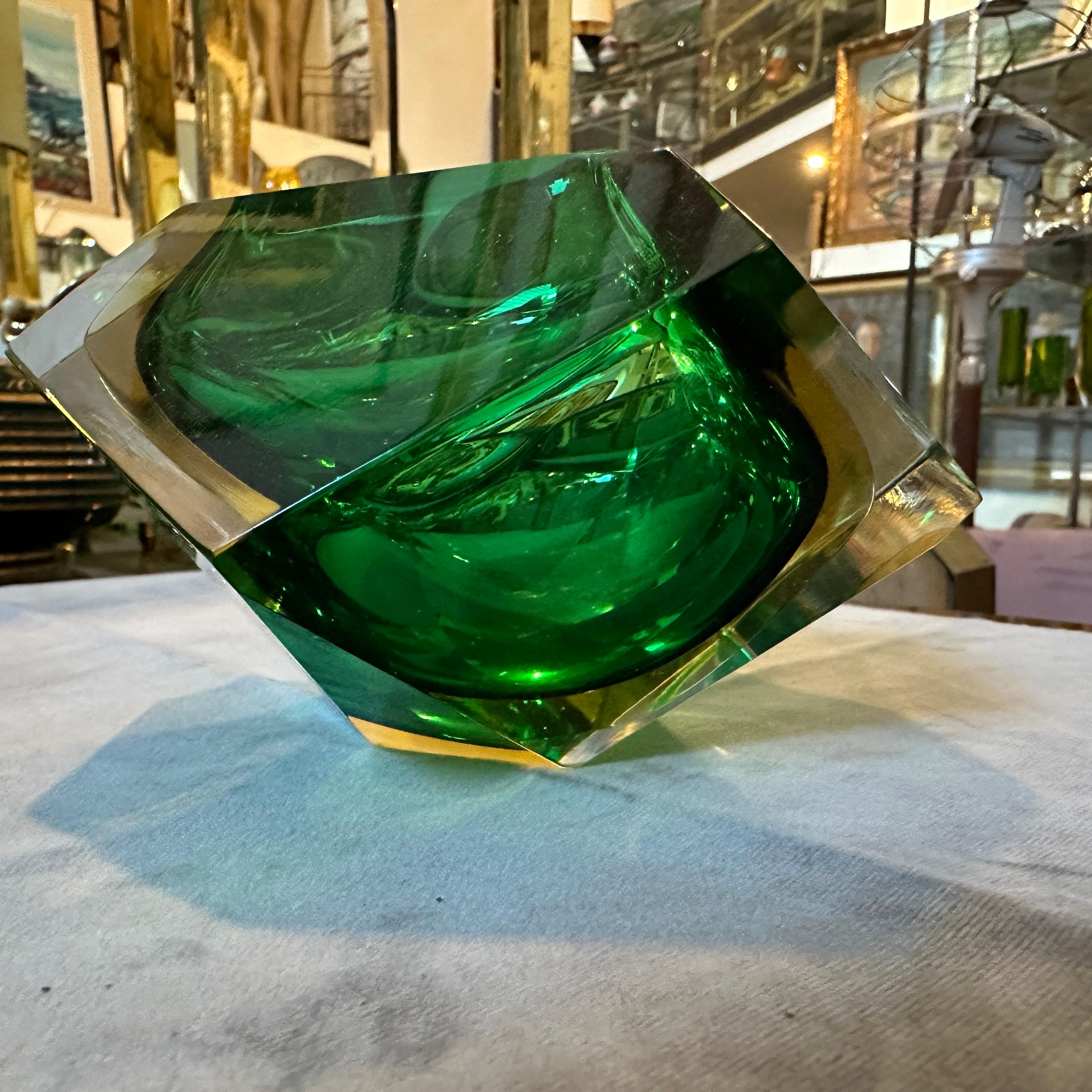 Modernistischer Aschenbecher aus Murano Glass Sommerso, gelb und grün, 1970er Jahre, facettiert, von Seguso (20. Jahrhundert) im Angebot
