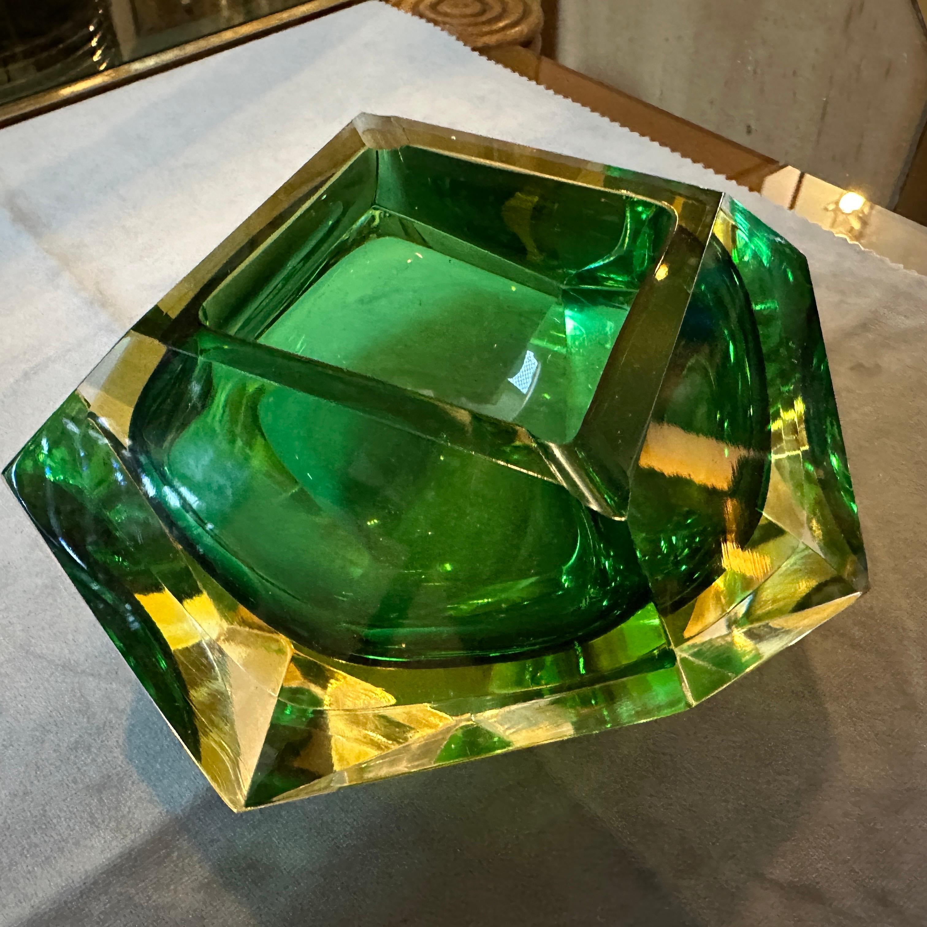 Modernistischer Aschenbecher aus Murano Glass Sommerso, gelb und grün, 1970er Jahre, facettiert, von Seguso (Muranoglas) im Angebot